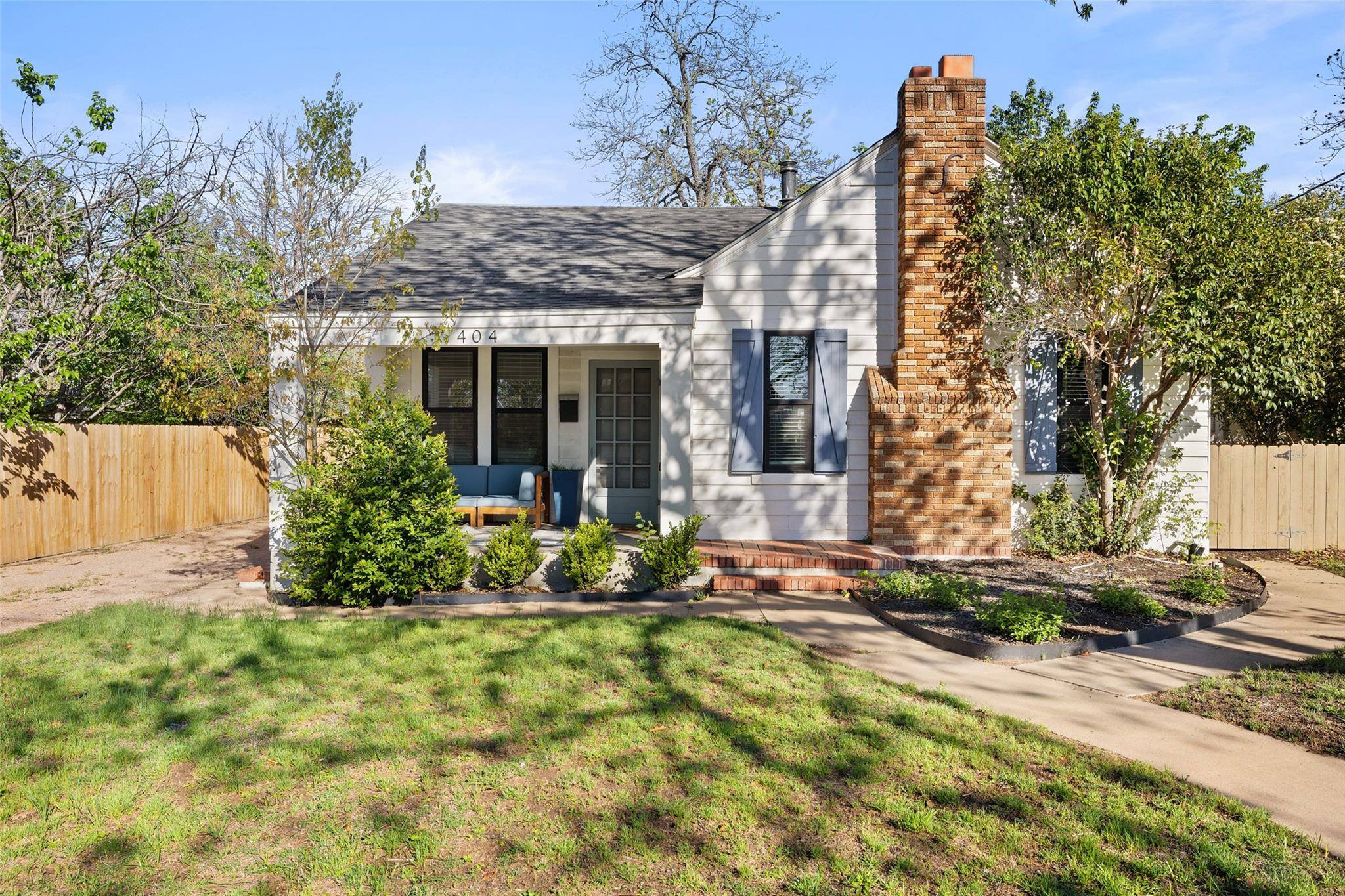 404 Cora ST, Fredericksburg, TX 78624