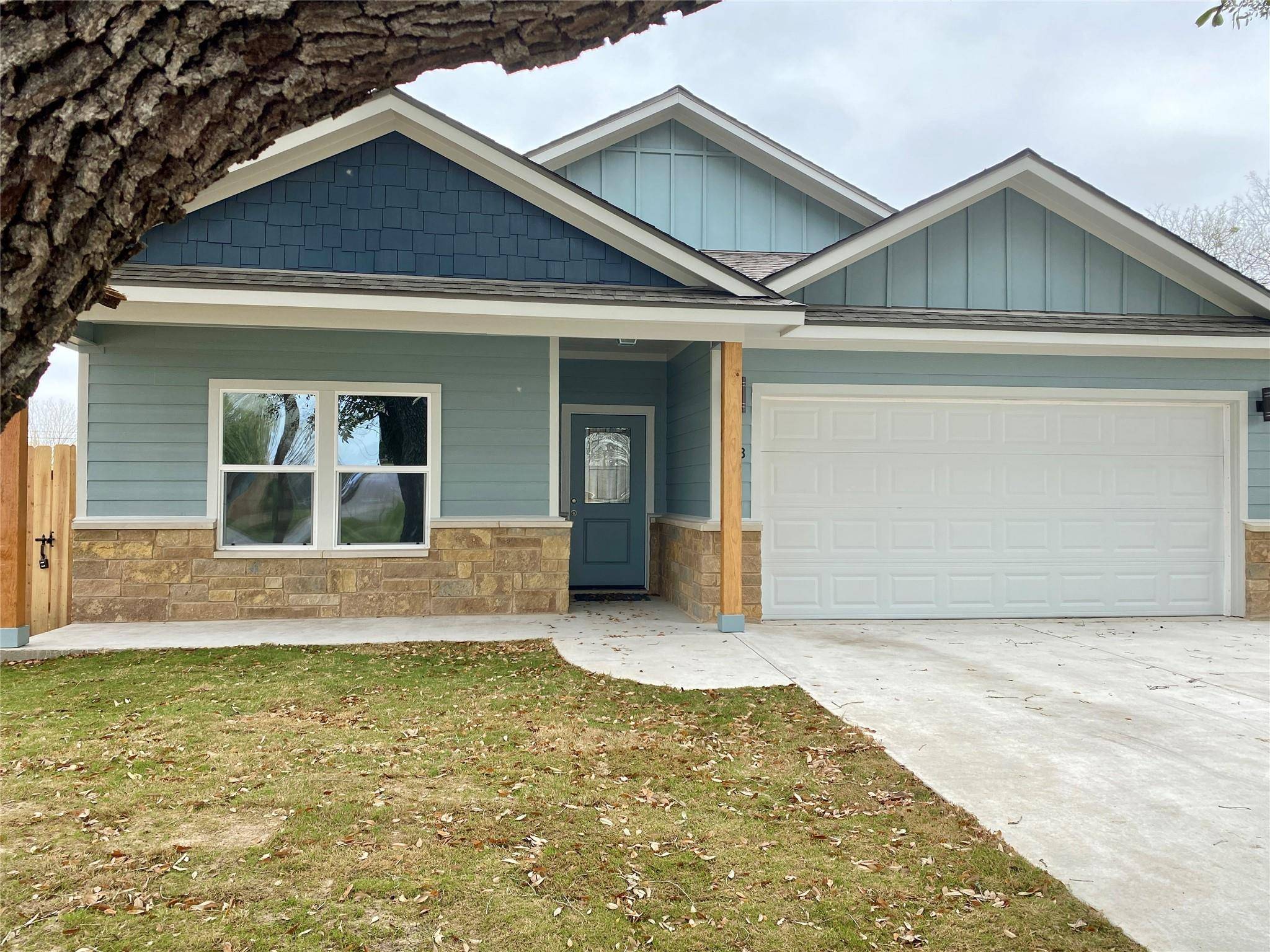 788 N Chambers ST, Giddings, TX 78942
