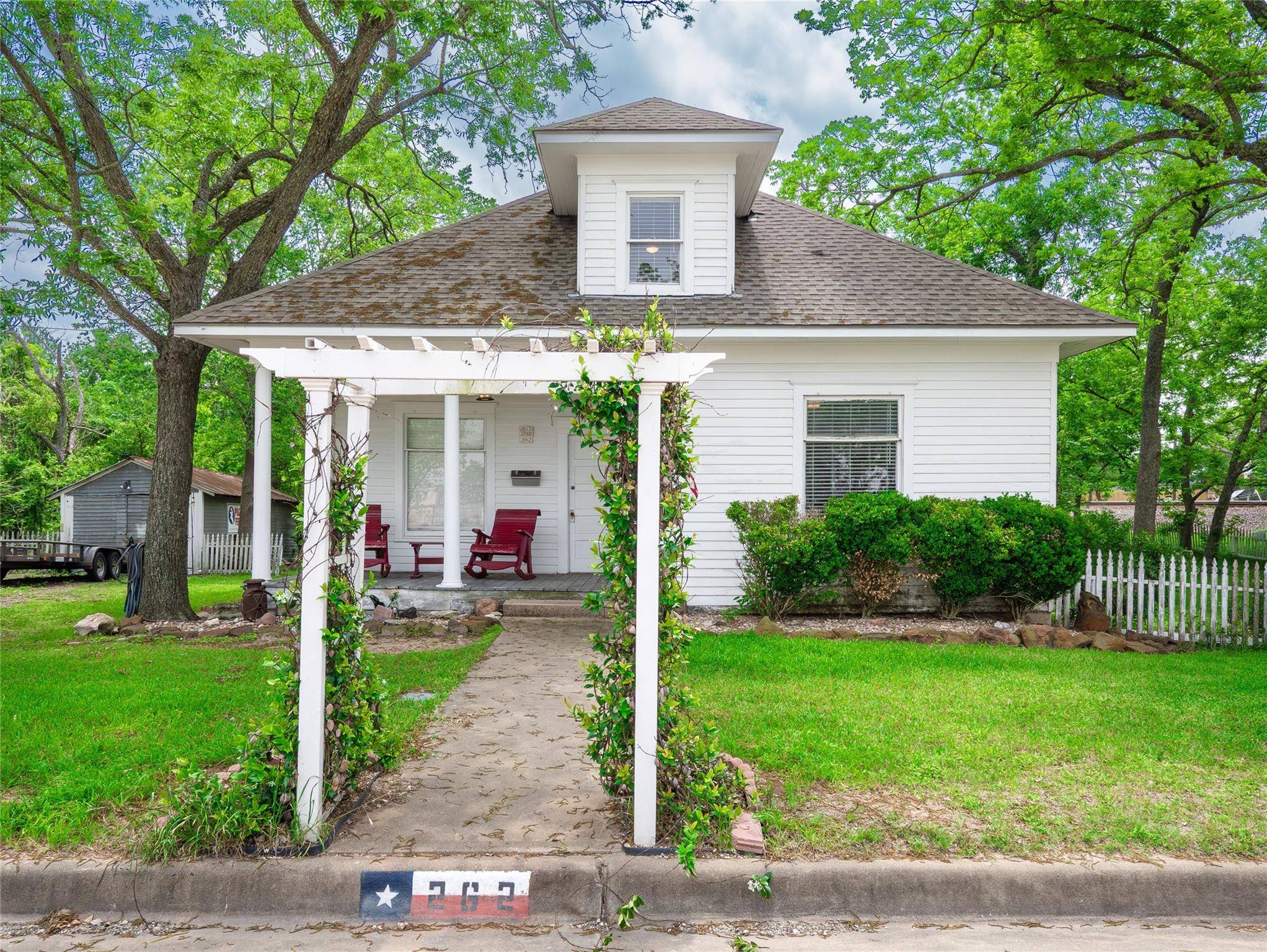 262 W Richmond ST, Giddings, TX 78942