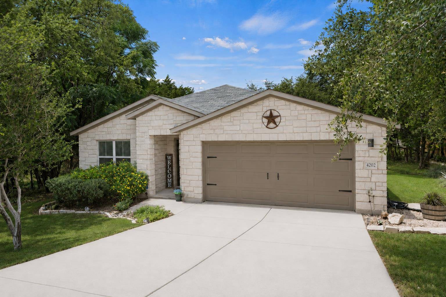 4202 Glendale LN, Lago Vista, TX 78645