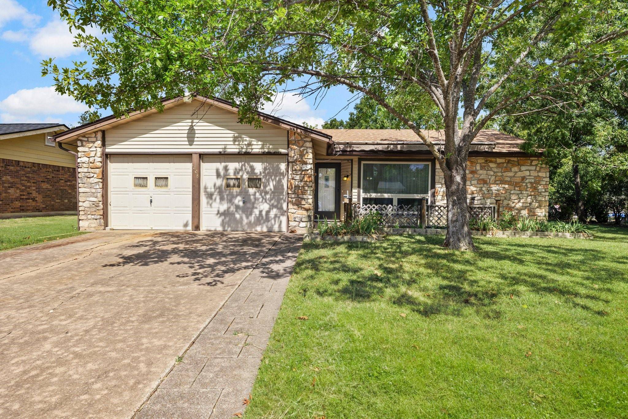 1408 Meadows DR, Round Rock, TX 78681