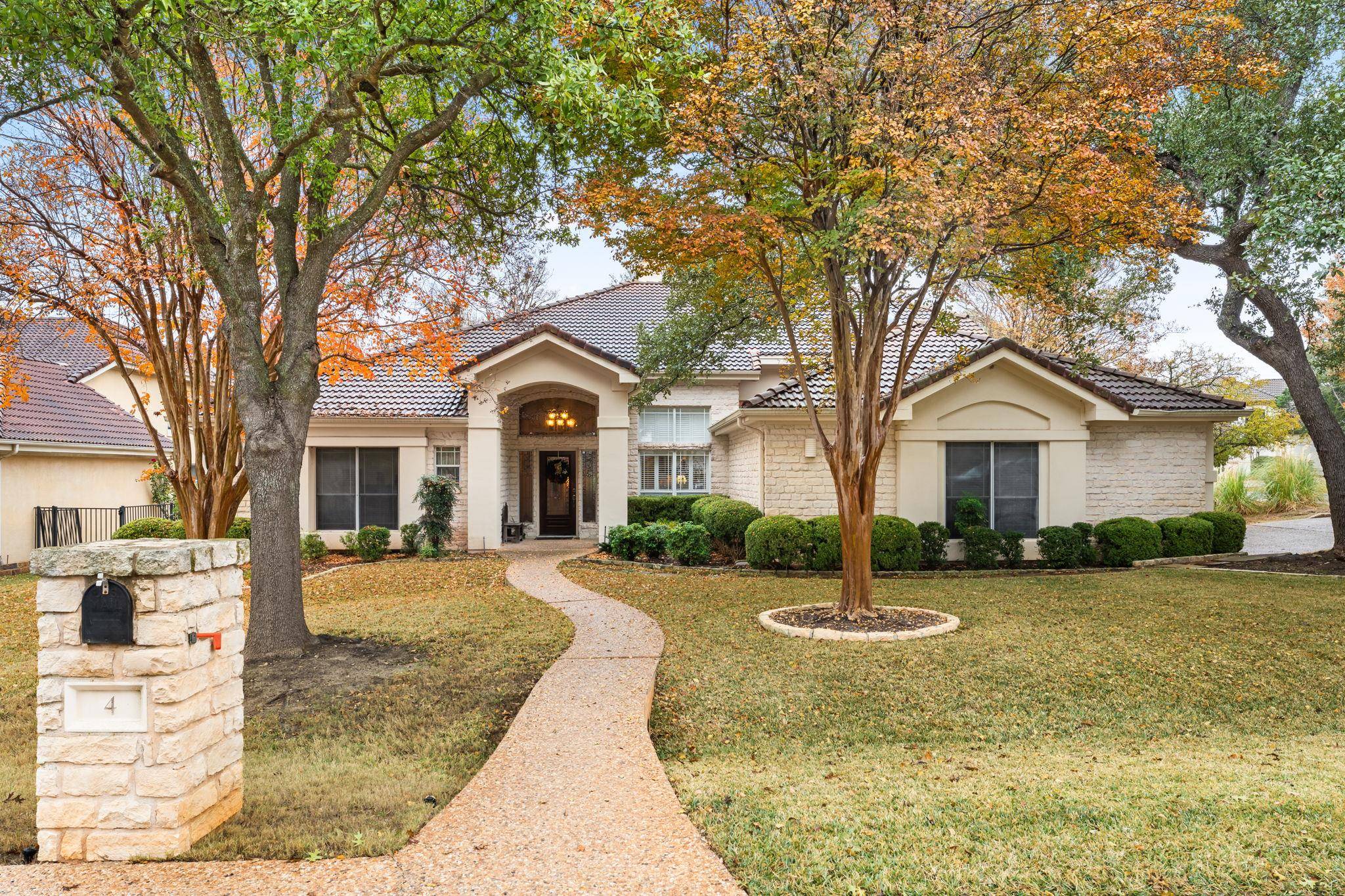 4 TIBURON DR, The Hills, TX 78738