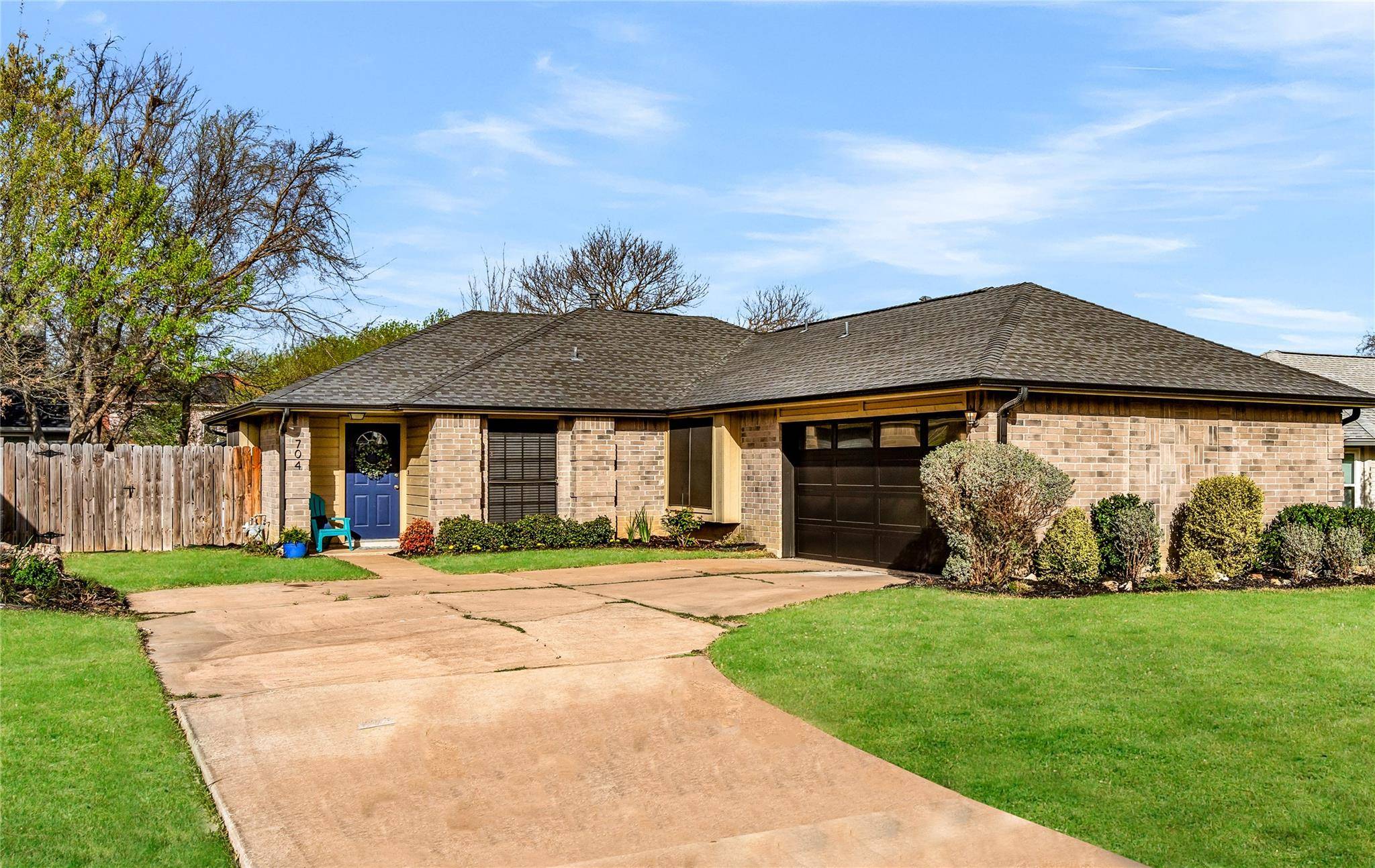 704 Firethorn LN, Round Rock, TX 78664