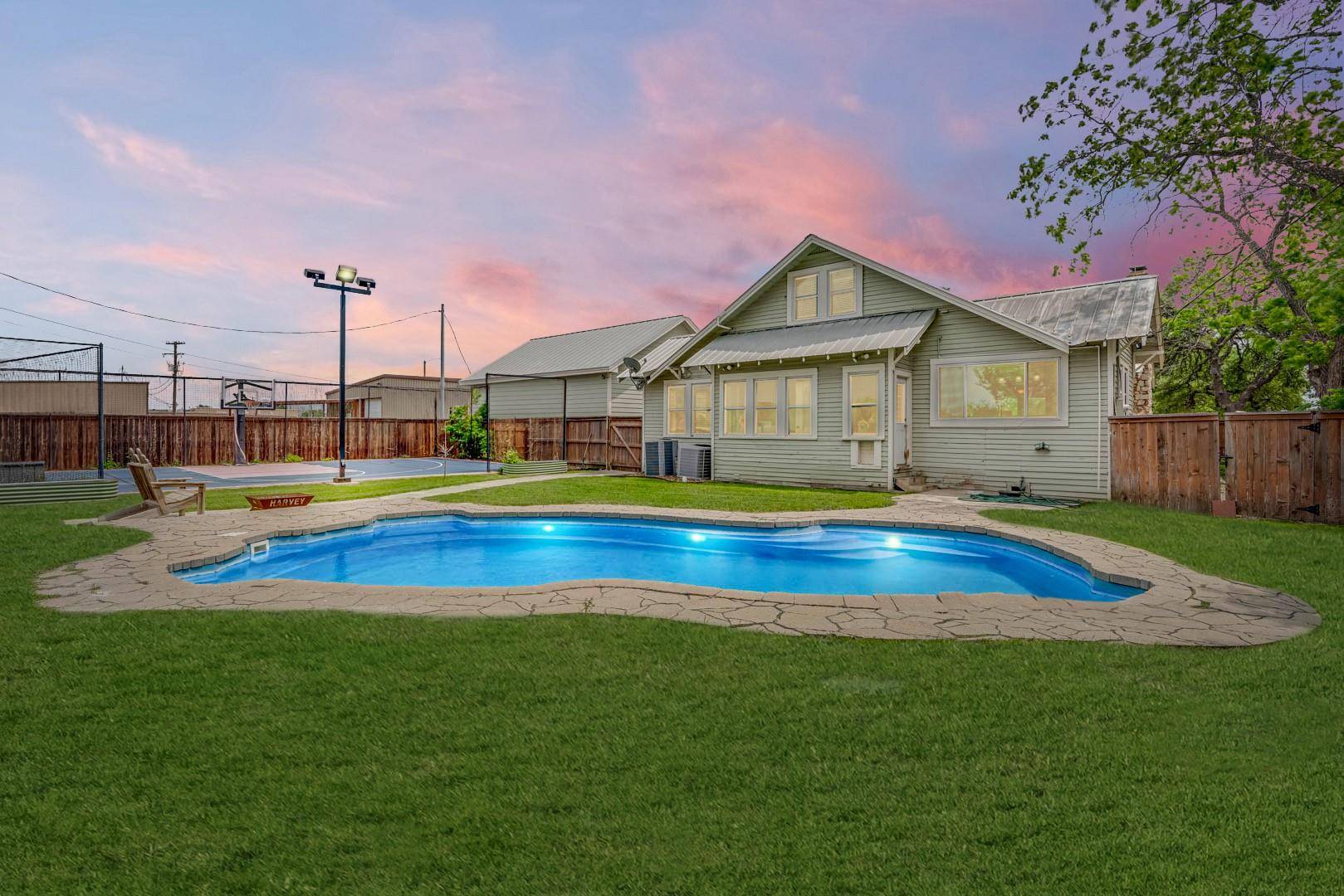 130 W Schulz, Marion, TX 78124