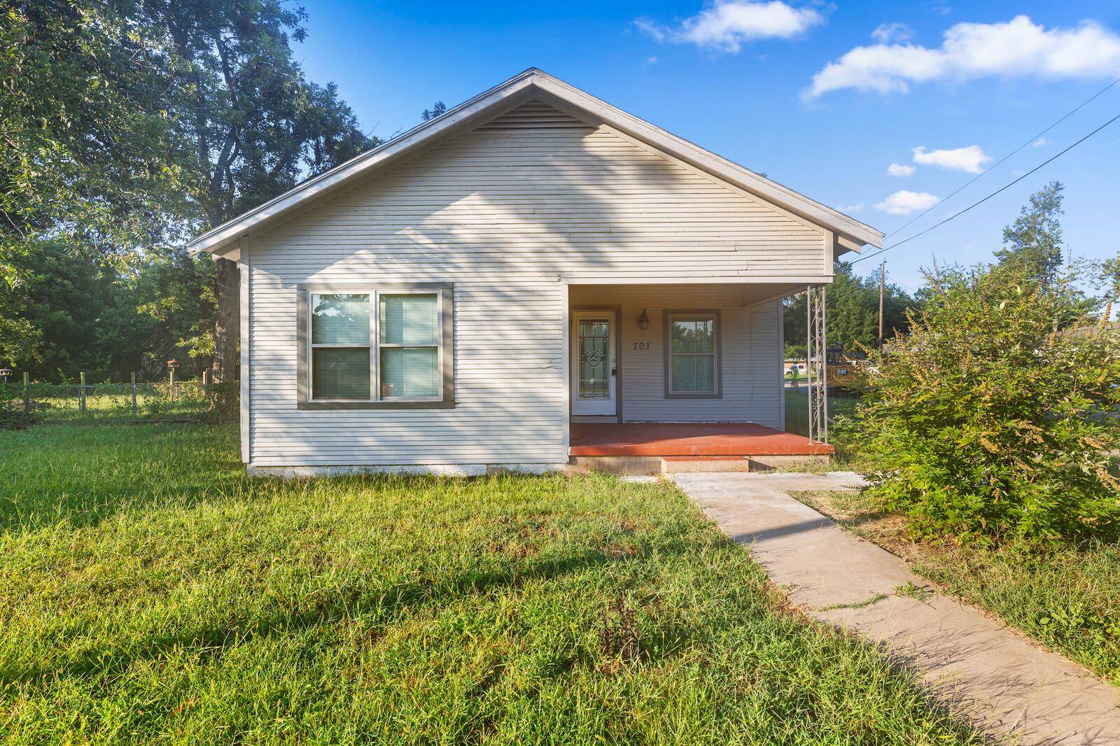 701 E 15th ST, Cameron, TX 76520