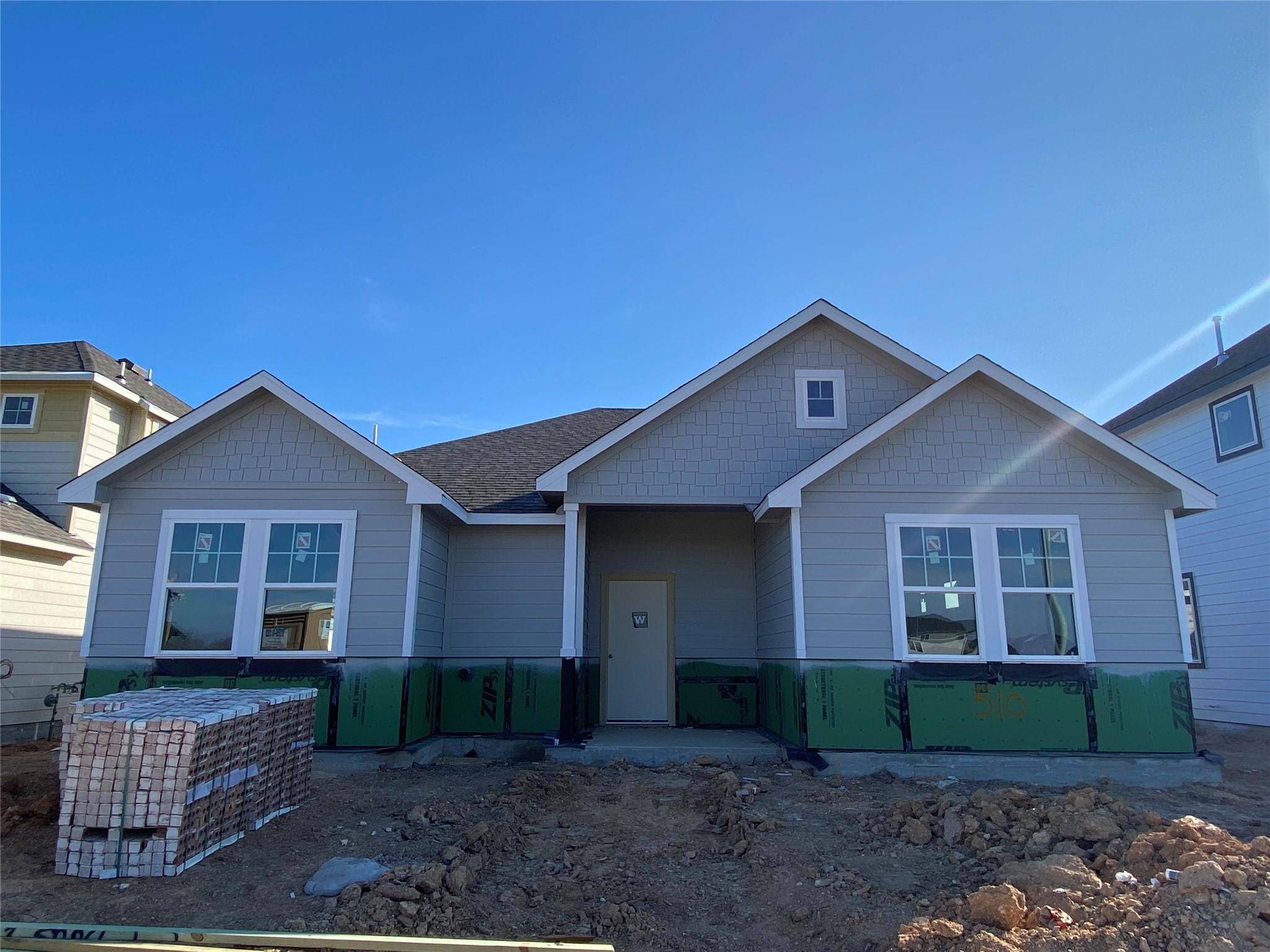 510 Clearlake DR, Hutto, TX 78634
