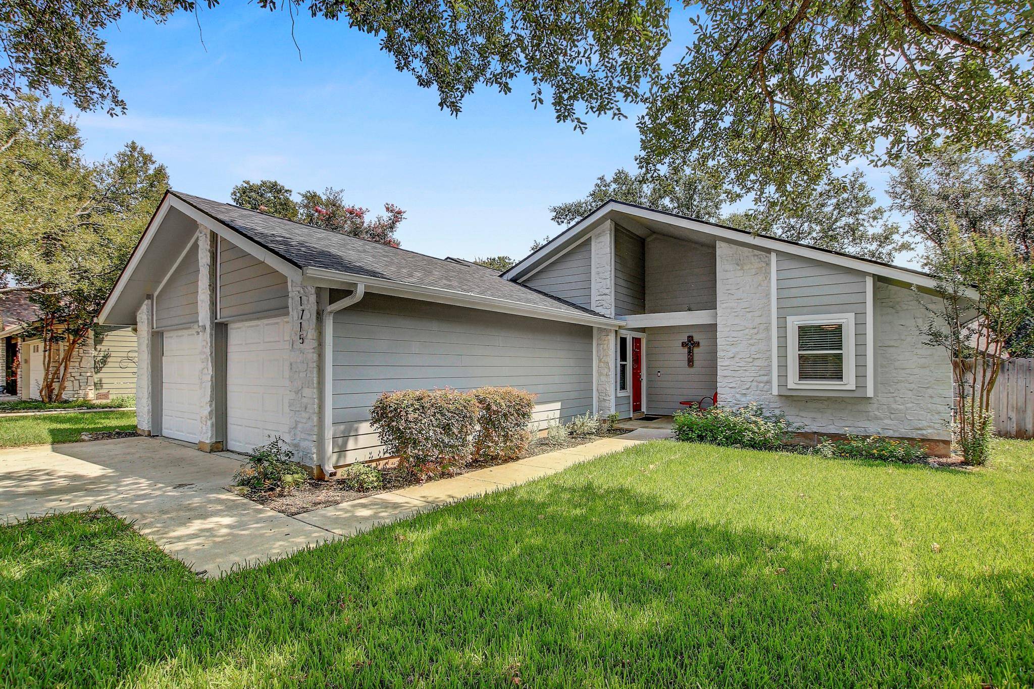 1715 Foxfire DR, Round Rock, TX 78681