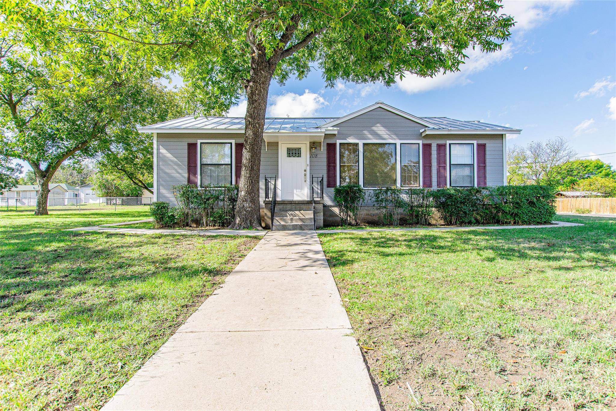108 N Howe ST, Lampasas, TX 76550