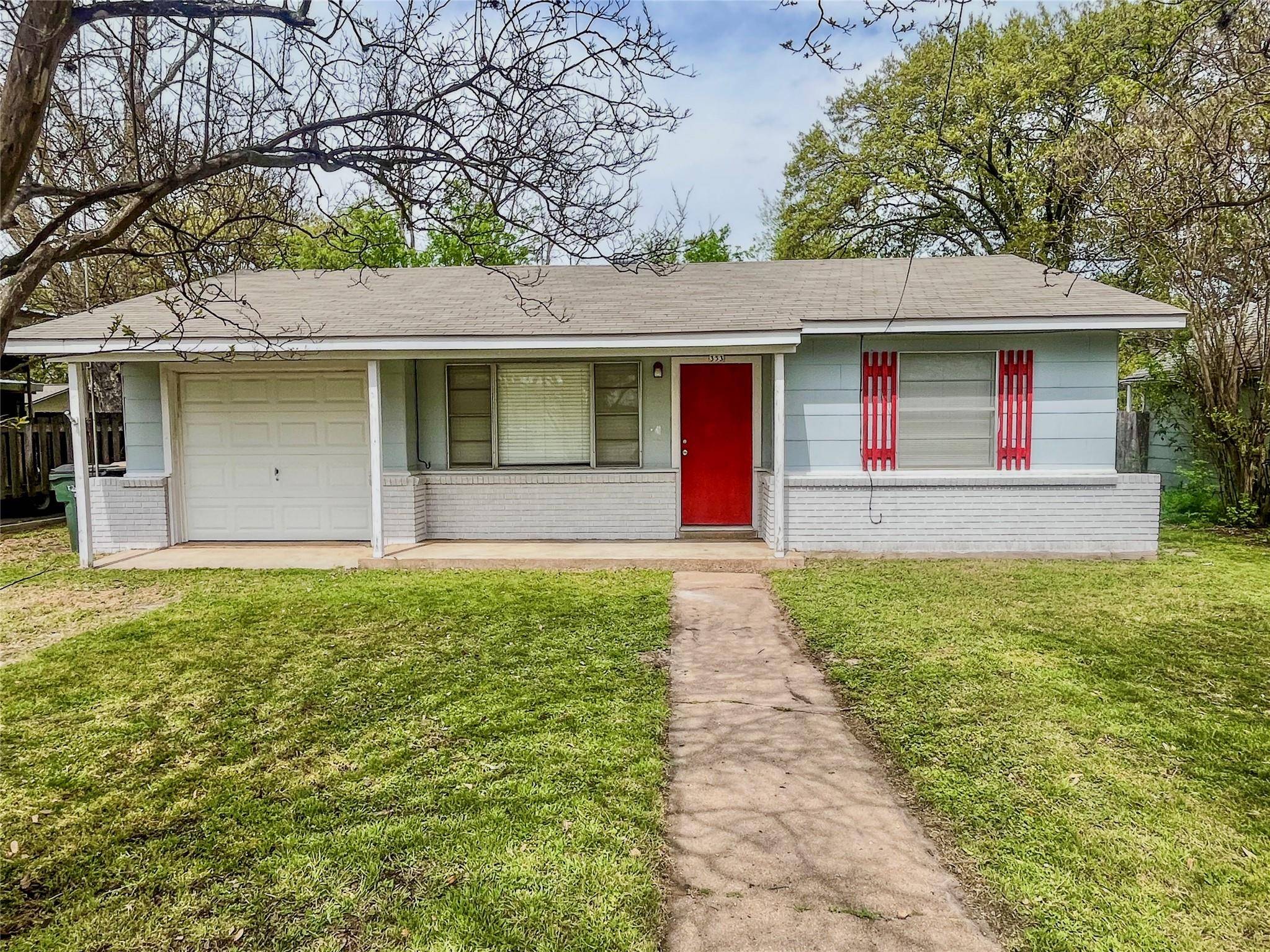 353 E HOUSTON ST, Giddings, TX 78942