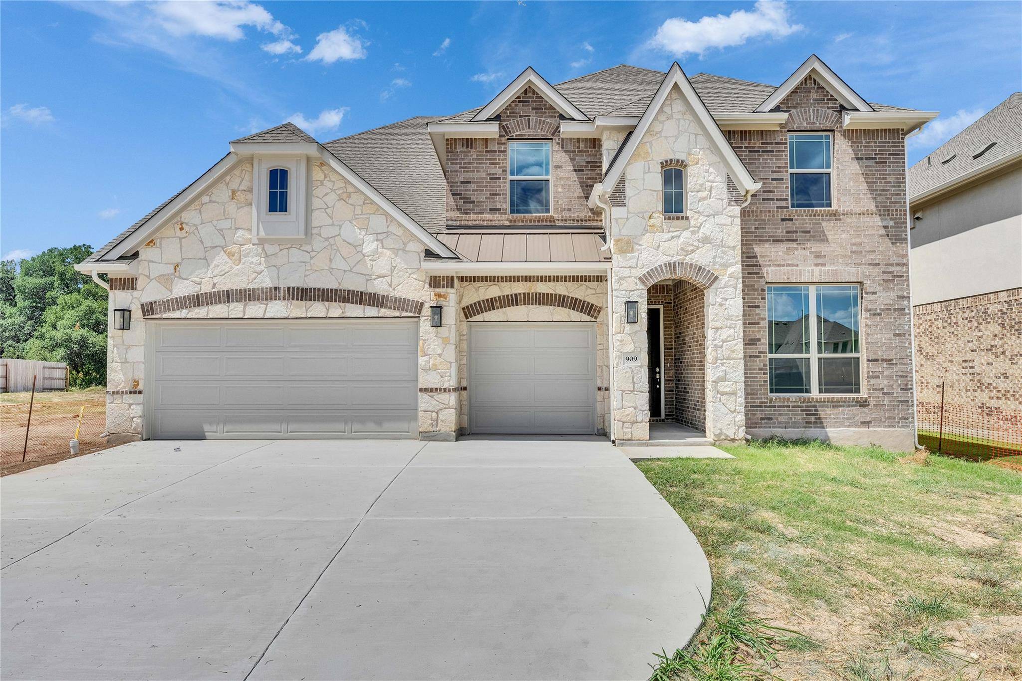 909 Landing LN, Leander, TX 78641