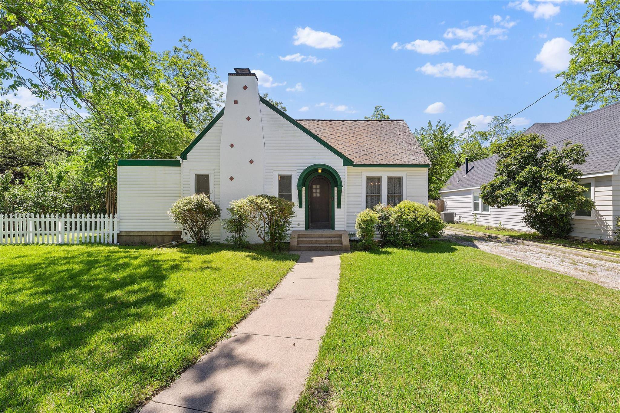 1709 W Lake DR, Taylor, TX 76574