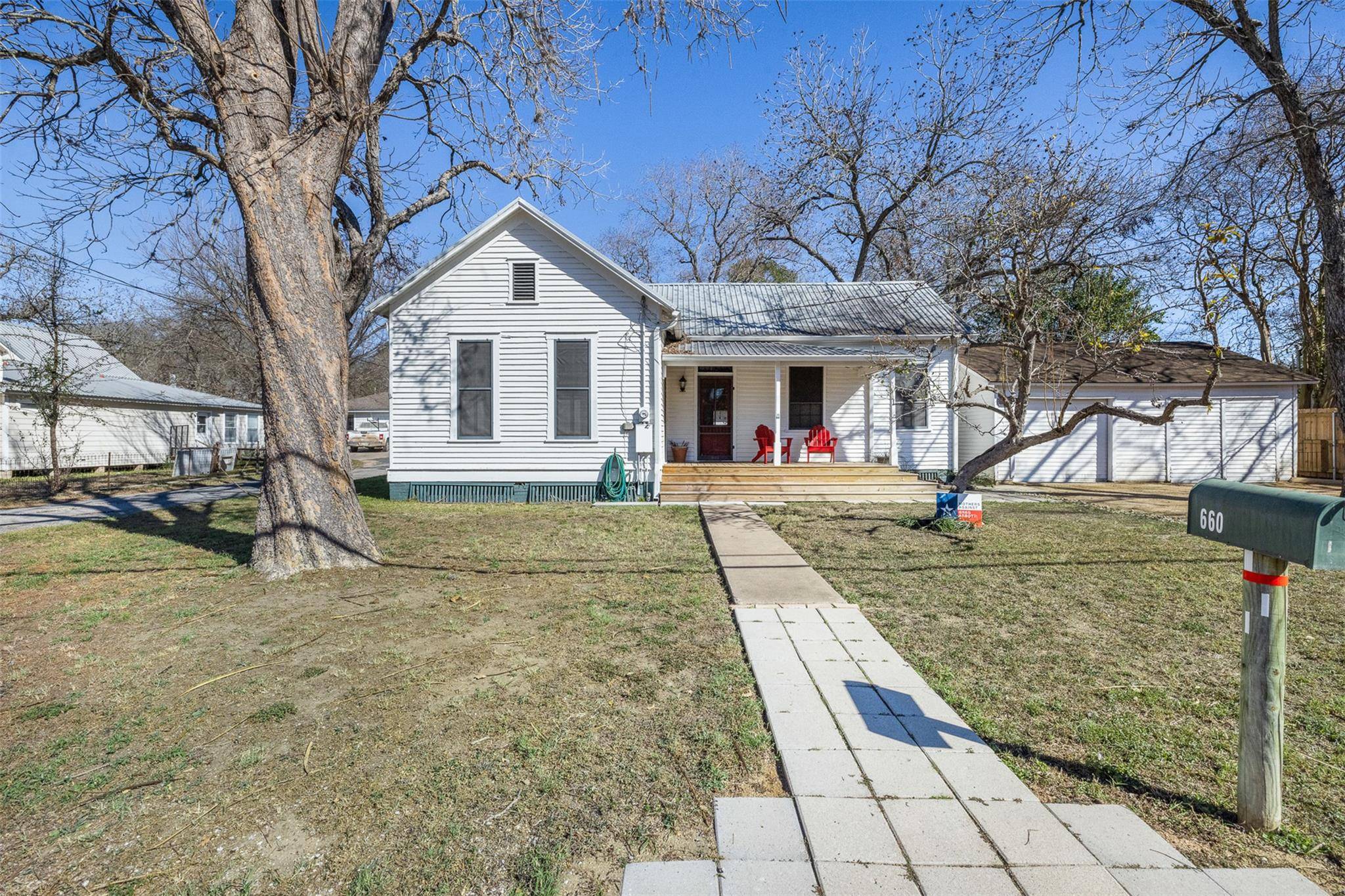 660 N Main ST, La Grange, TX 78945