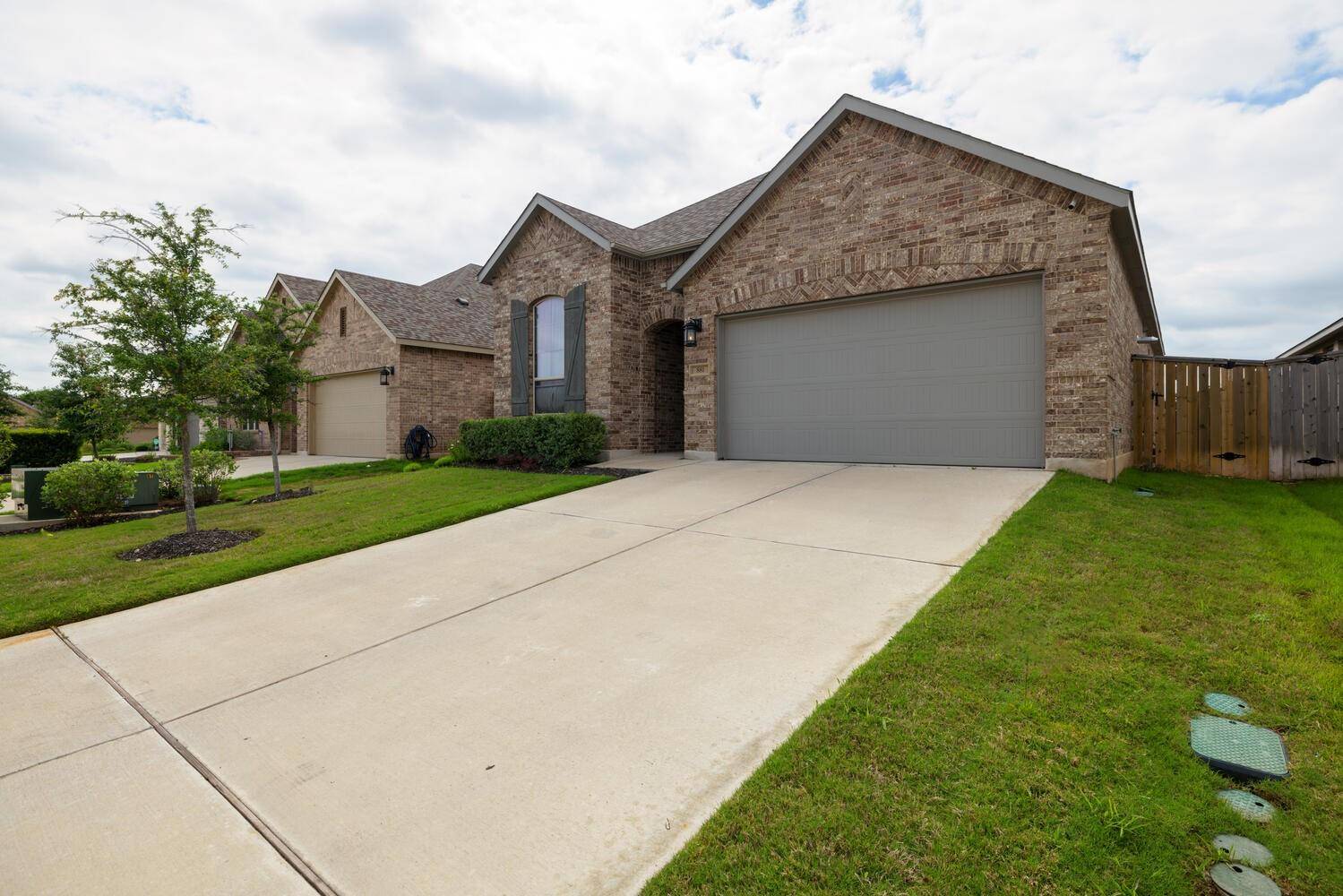 881 Whitetail DR, Round Rock, TX 78681