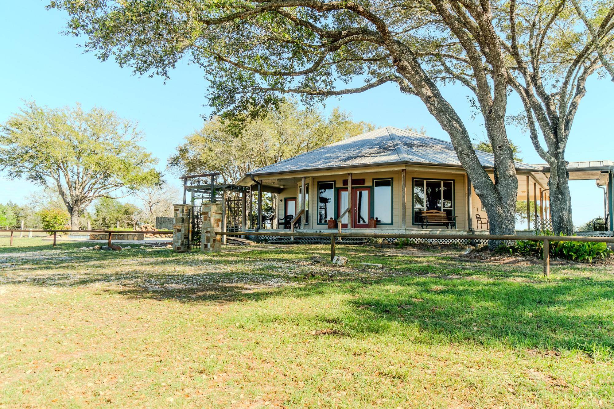 2346 Bruno RD, Schulenburg, TX 78956