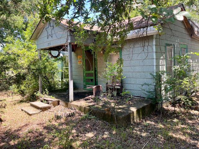 205 S Columbus Ave, Cameron, TX 76520