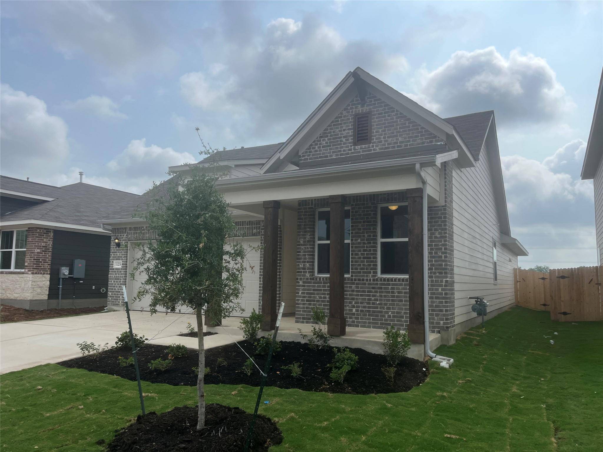 125 Prairie Falls DR, Hutto, TX 78634