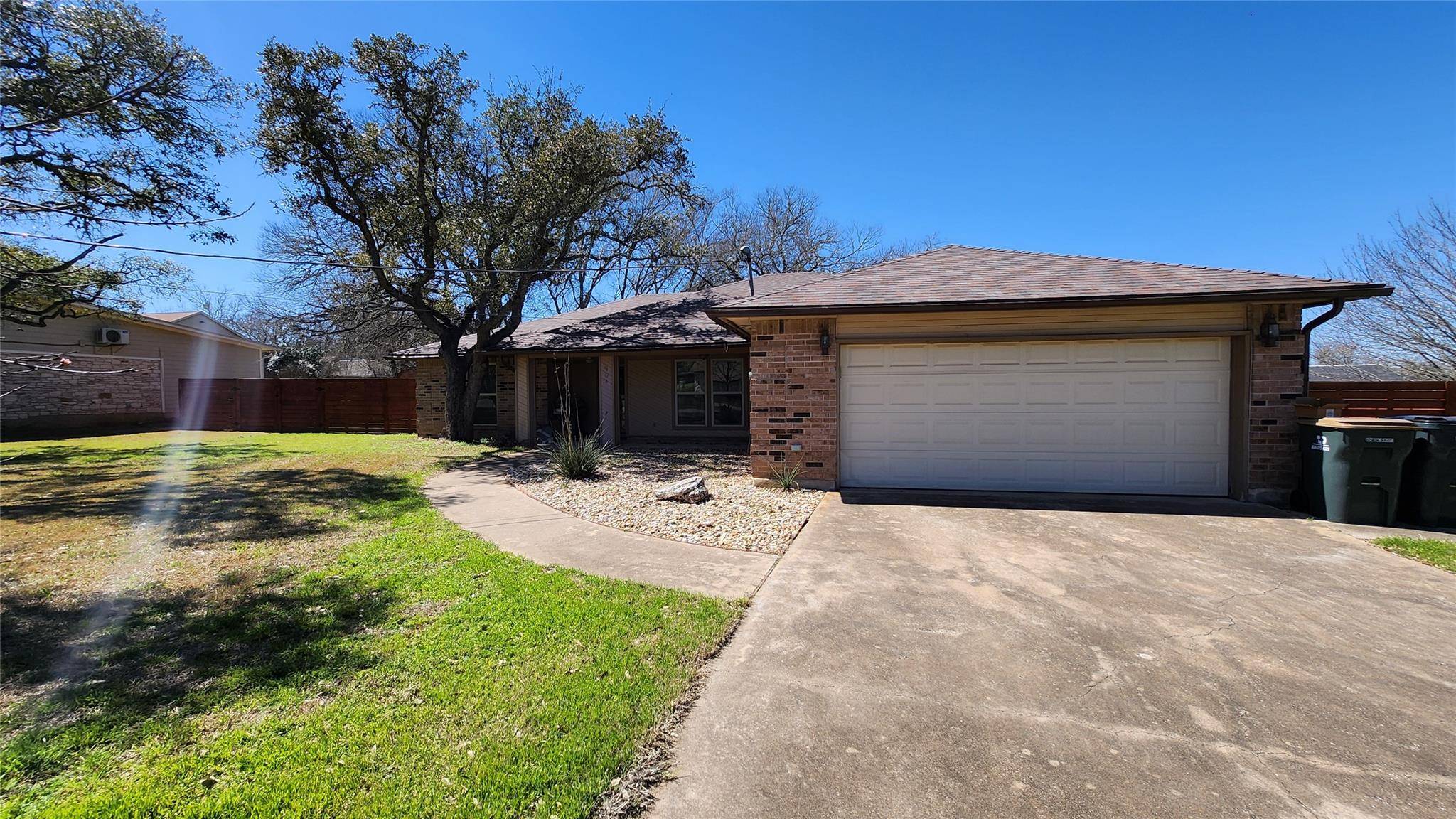 904 Bluebird DR, Manchaca, TX 78652