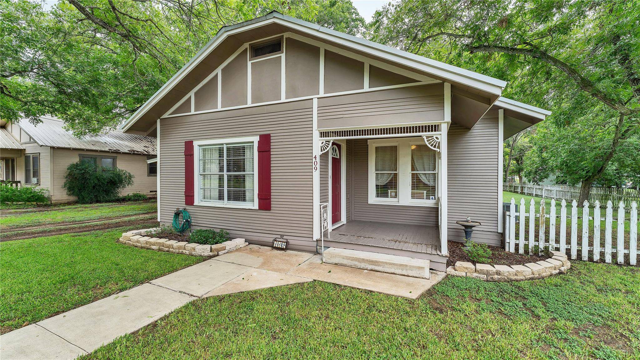 409 N Avenue G Ave, Shiner, TX 77984
