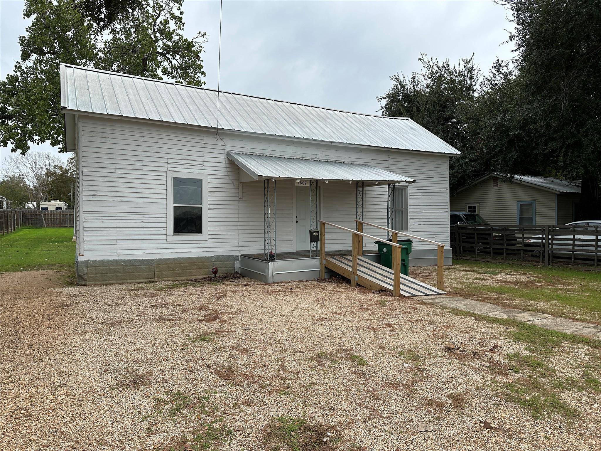 1607 N Crockett Ave, Cameron, TX 76520