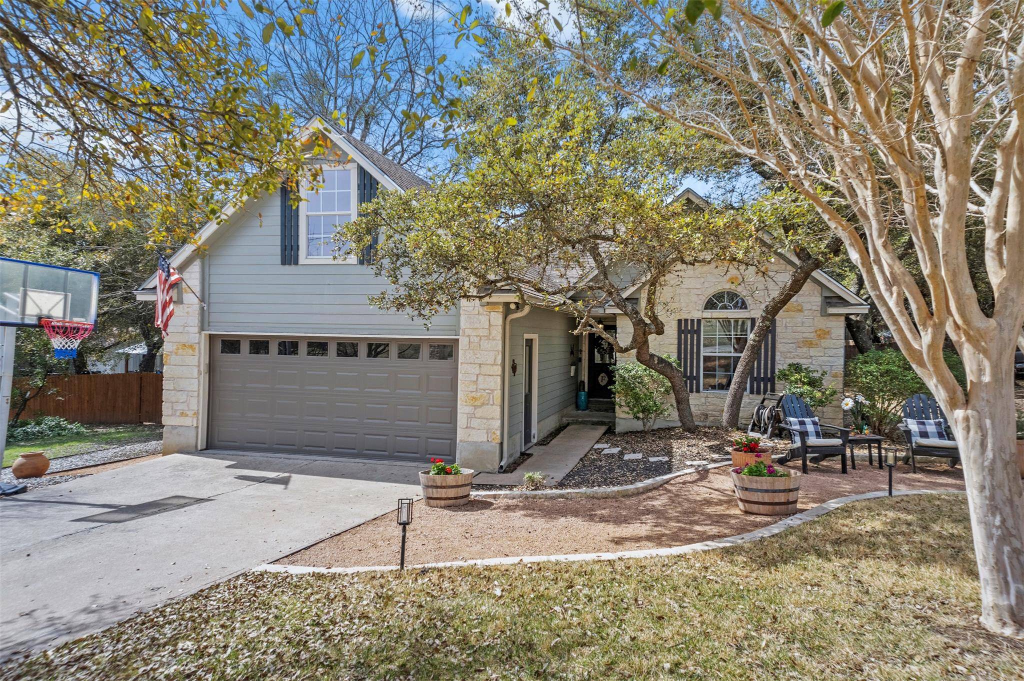 1044 Daviot DR, Spicewood, TX 78669