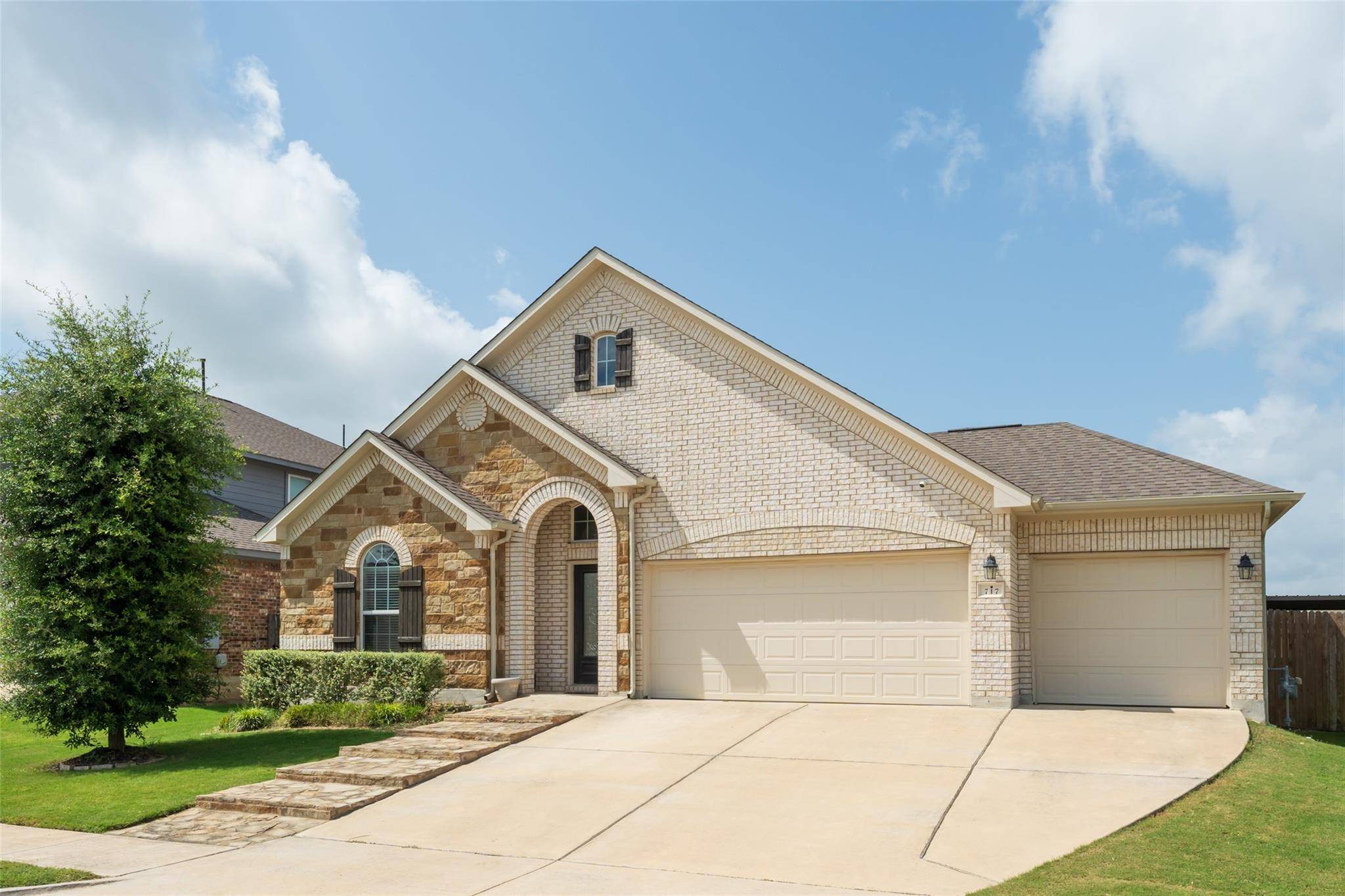 717 Old Settlers DR, San Marcos, TX 78666