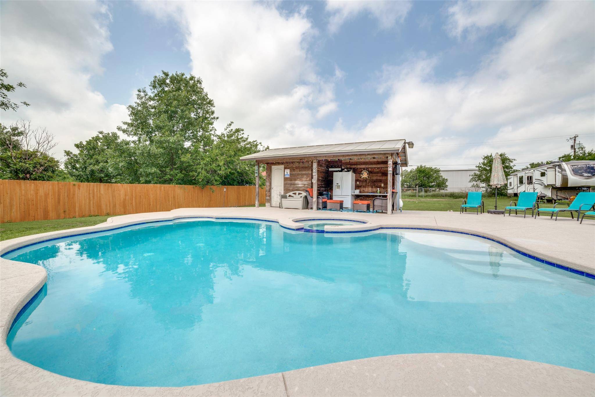 211 Spring Garden DR, Hutto, TX 78634