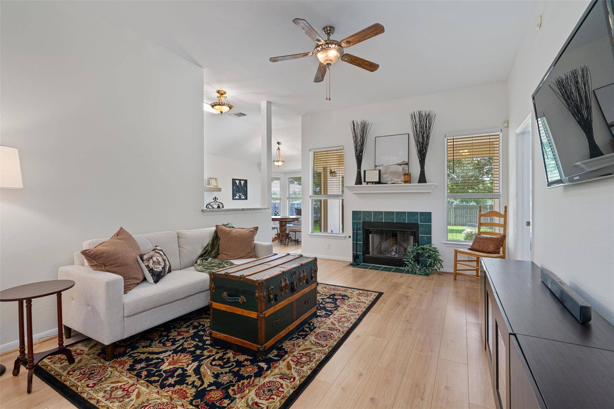 208 Meadowside DR, Hutto, TX 78634