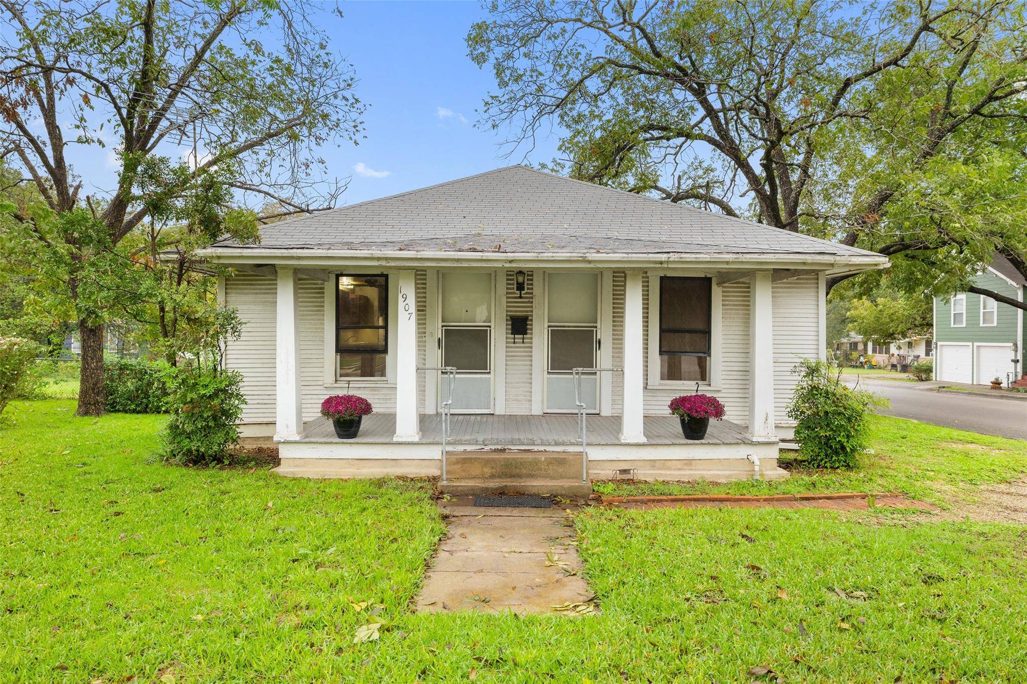 1907 S Church ST, Georgetown, TX 78626