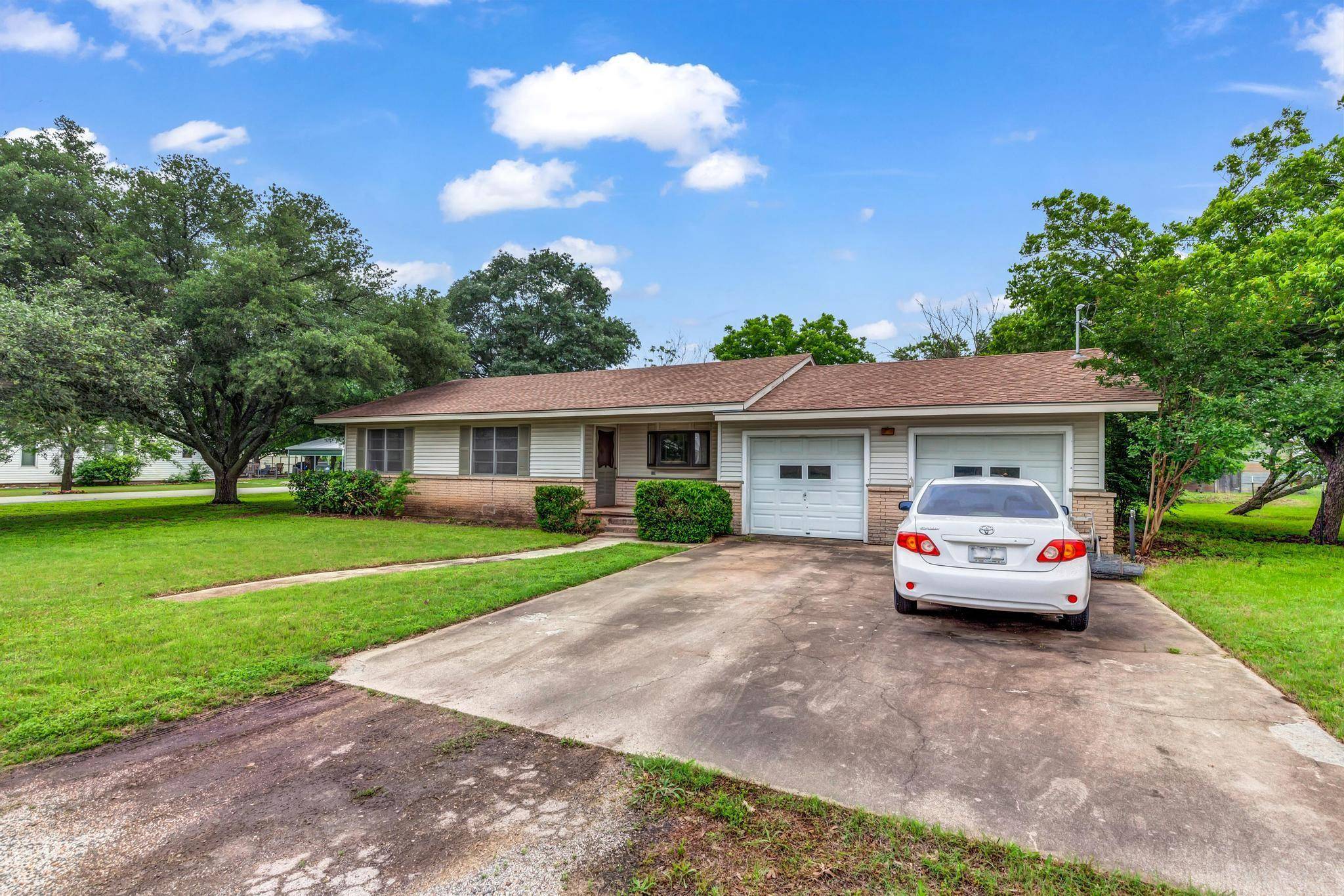 301 2nd ST, Jarrell, TX 76537