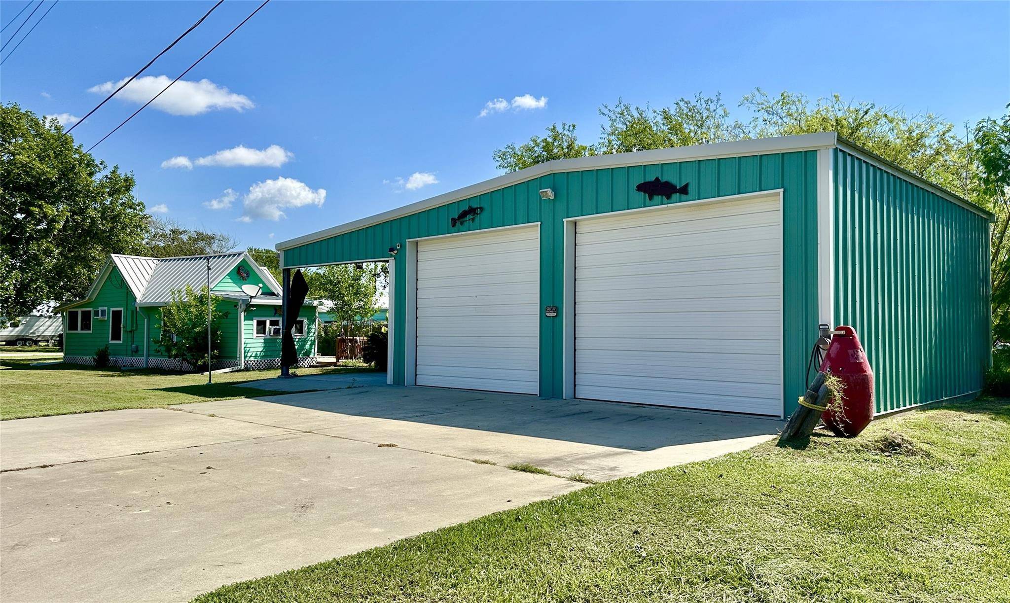 302 E Dallas Ave, Seadrift, TX 77983