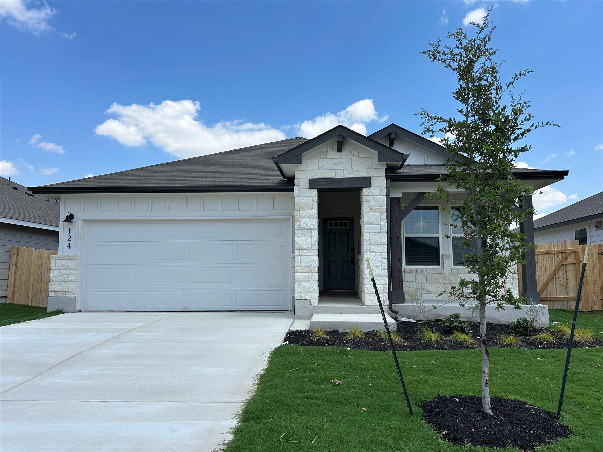 124 Honey Bee RD, Jarrell, TX 76537