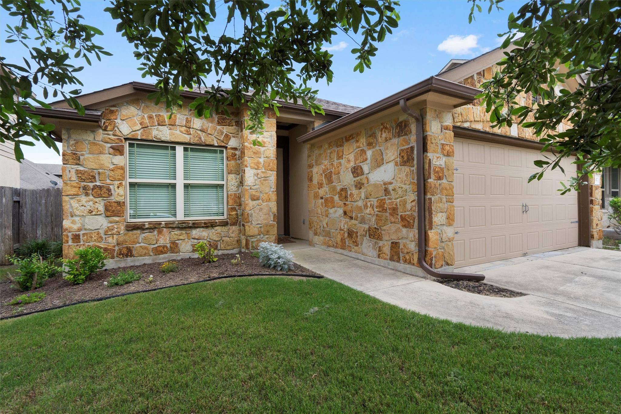 417 Wincliff DR, Buda, TX 78610
