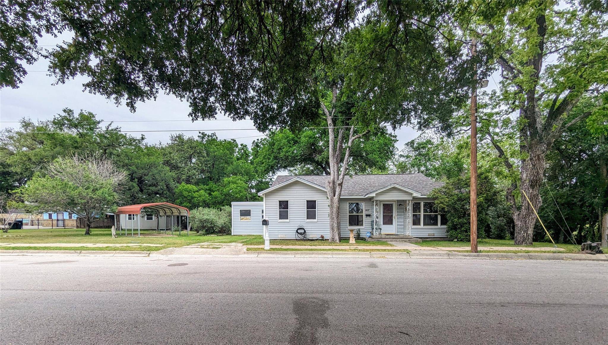 407 E 1st ST, Lampasas, TX 76550