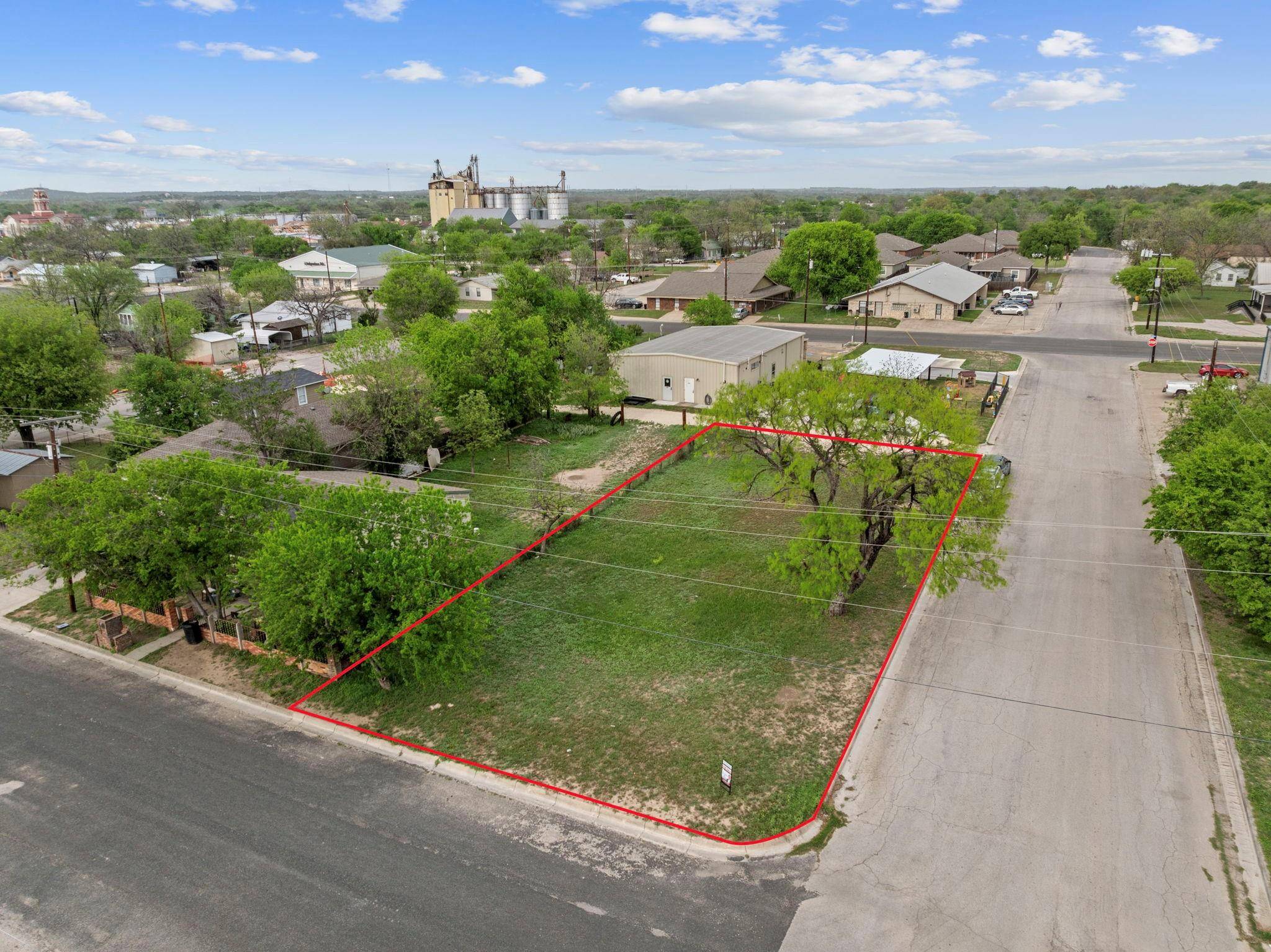 807 S MAIN ST, Lampasas, TX 76550