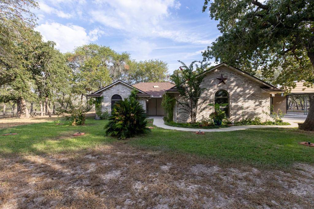 122 Montesito LN, Floresville, TX 78114
