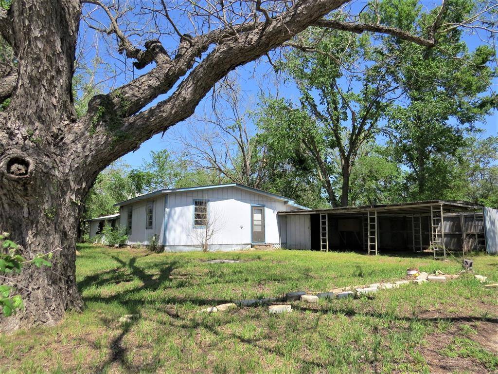 130 W Avenue C Ave, Milano, TX 76556