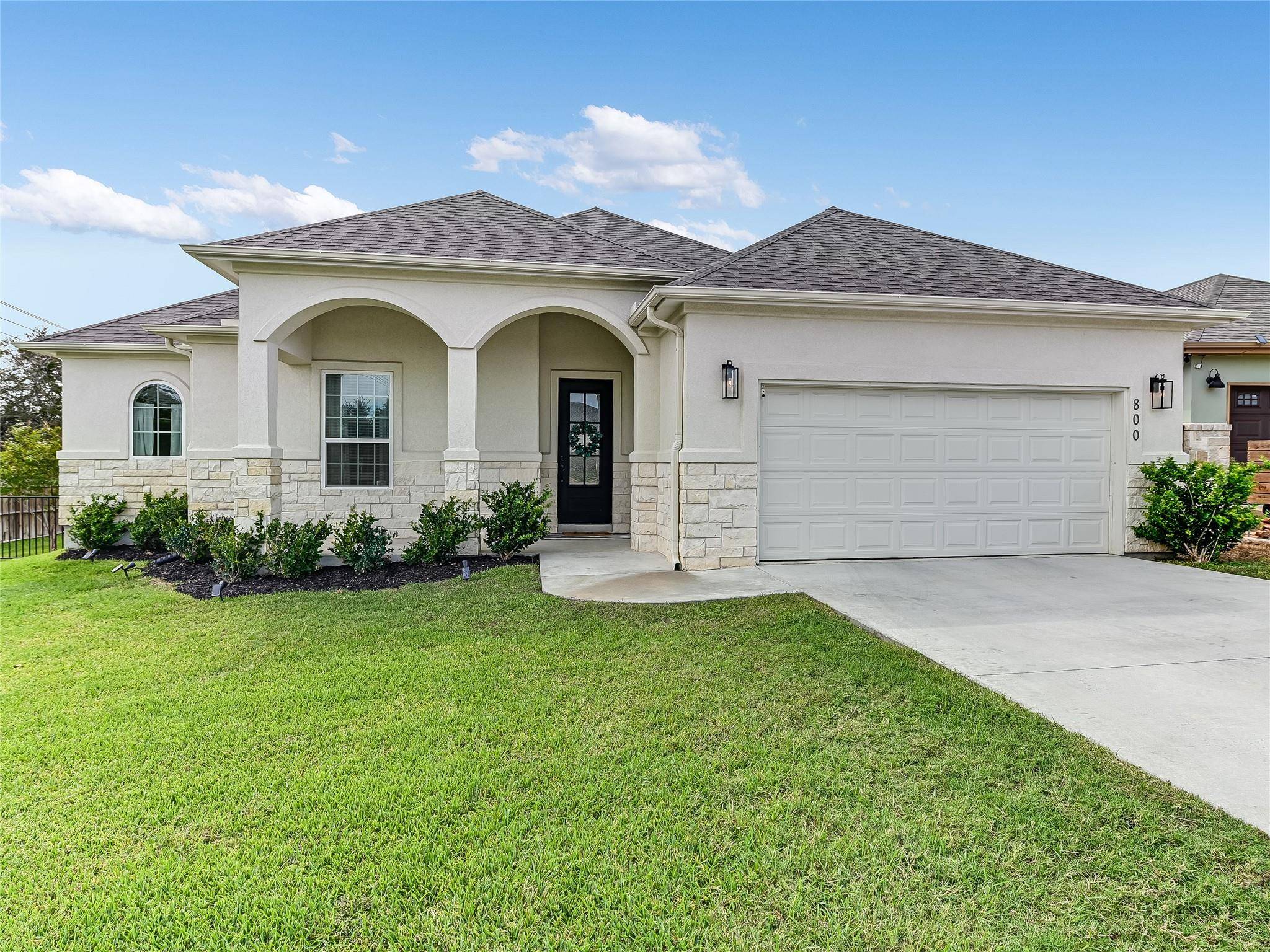 800 Four Oaks RD, Marble Falls, TX 78654
