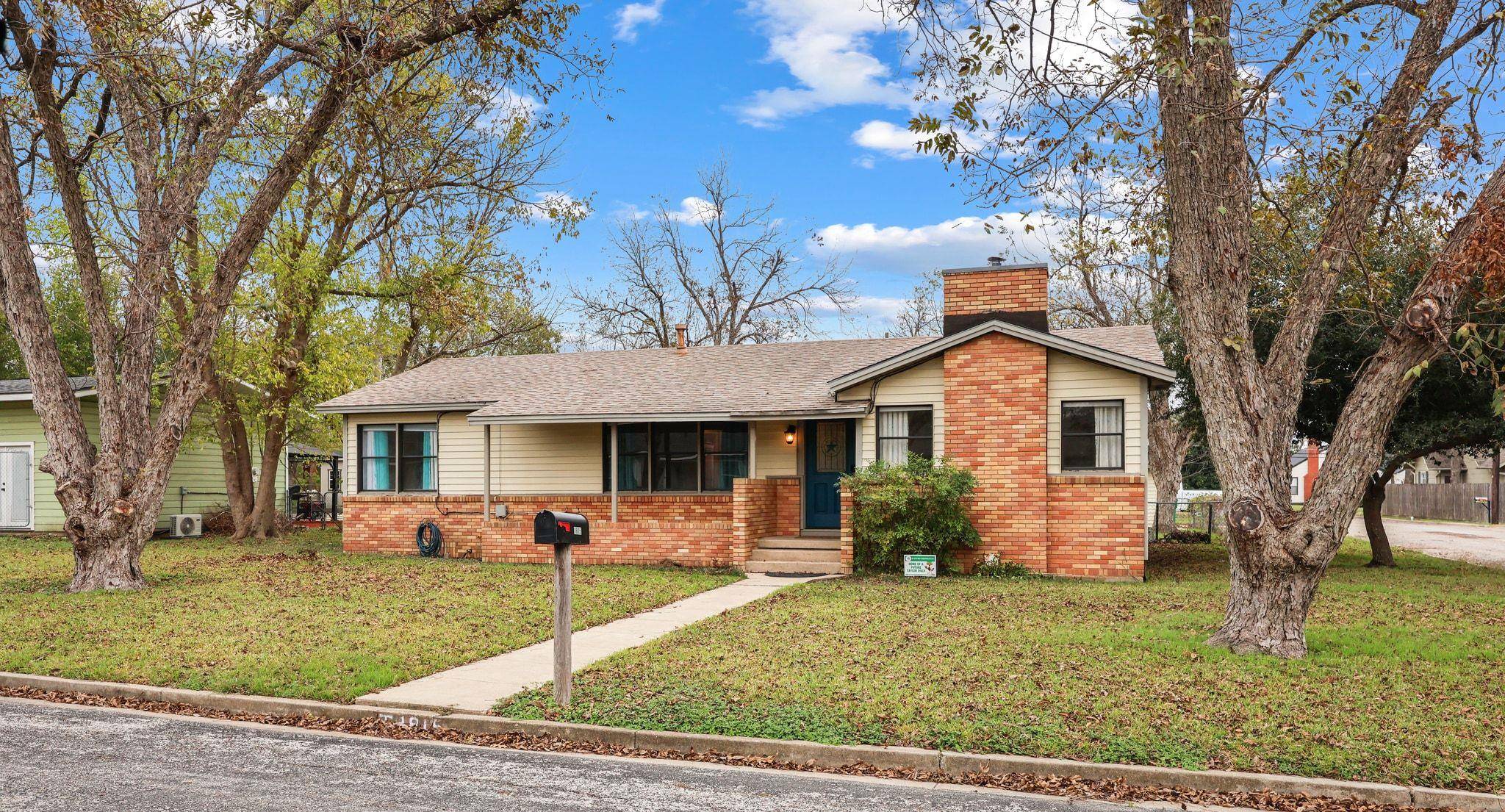 1815 Eckhardt ST, Taylor, TX 76574