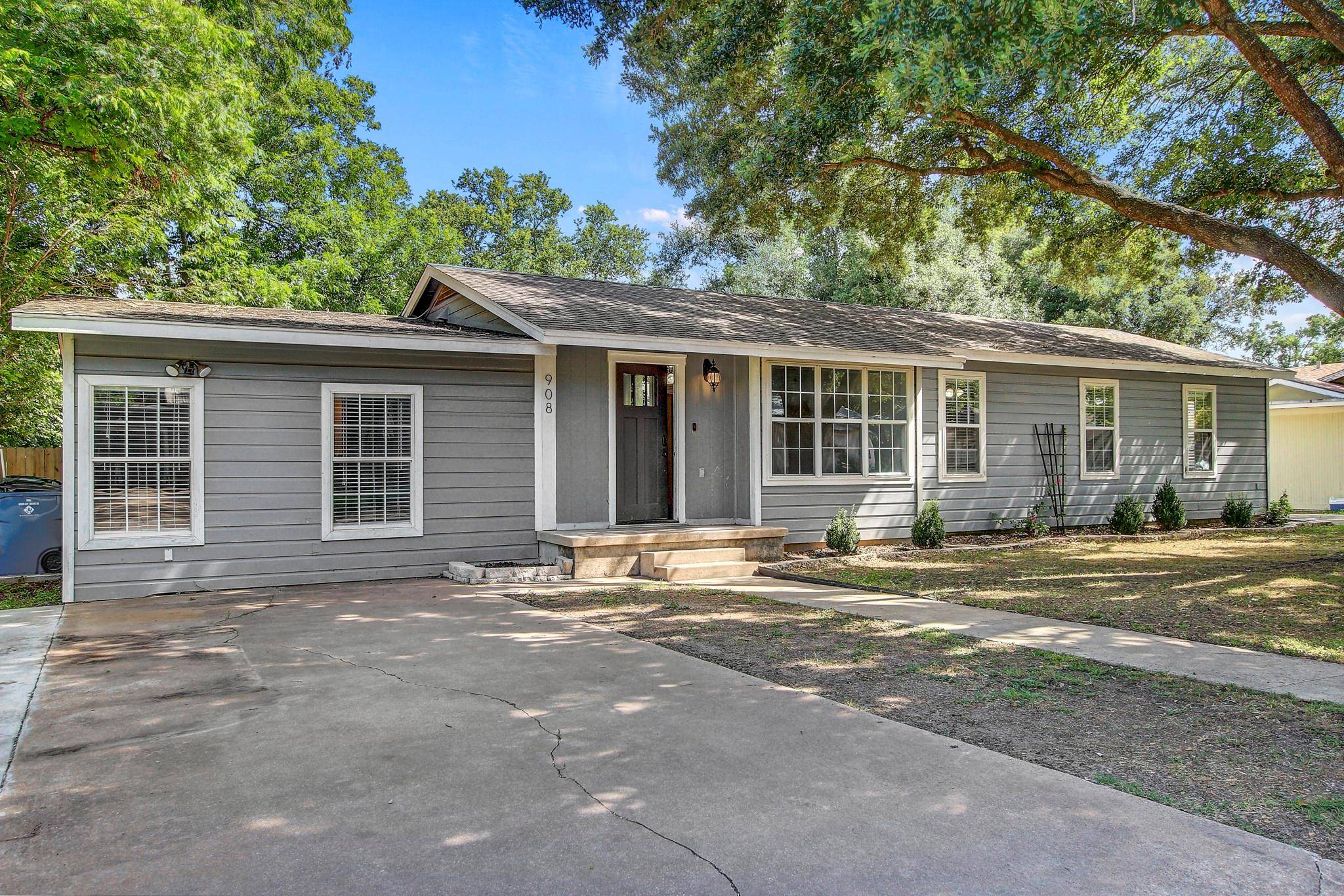 908 Kent ST, Taylor, TX 76574