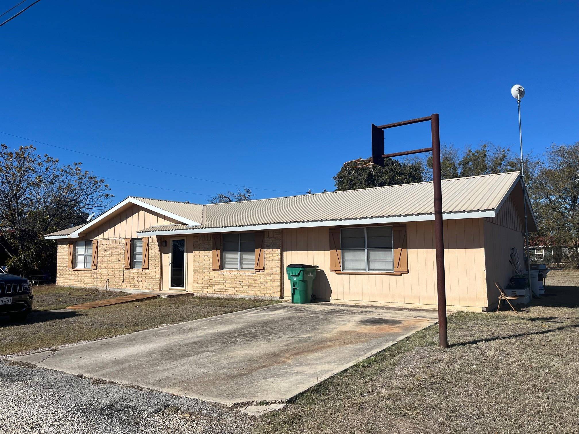 105 E Hickory ST, Lometa, TX 76853