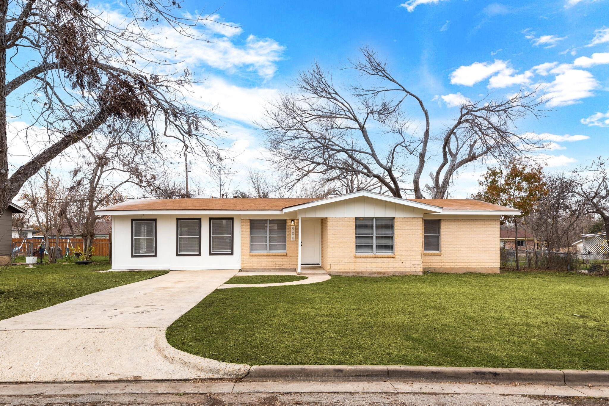906 Randall ST, Taylor, TX 76574