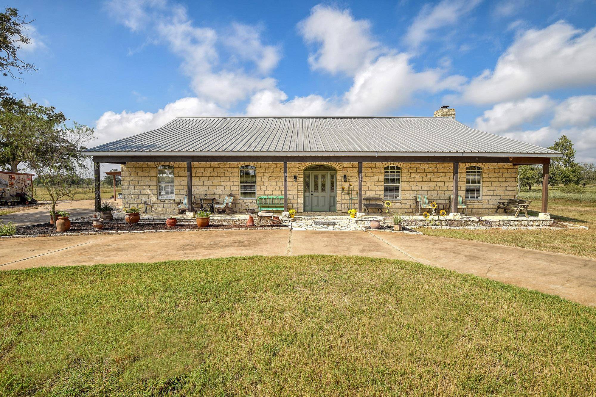 8500 Rosanky RD, Waelder, TX 78959