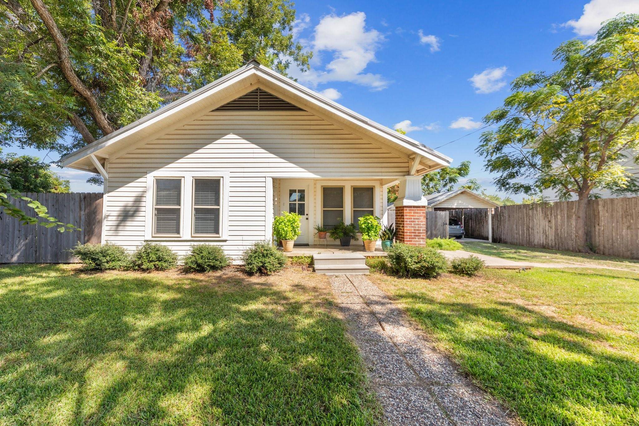 716 Maple Ave, Rockdale, TX 76567