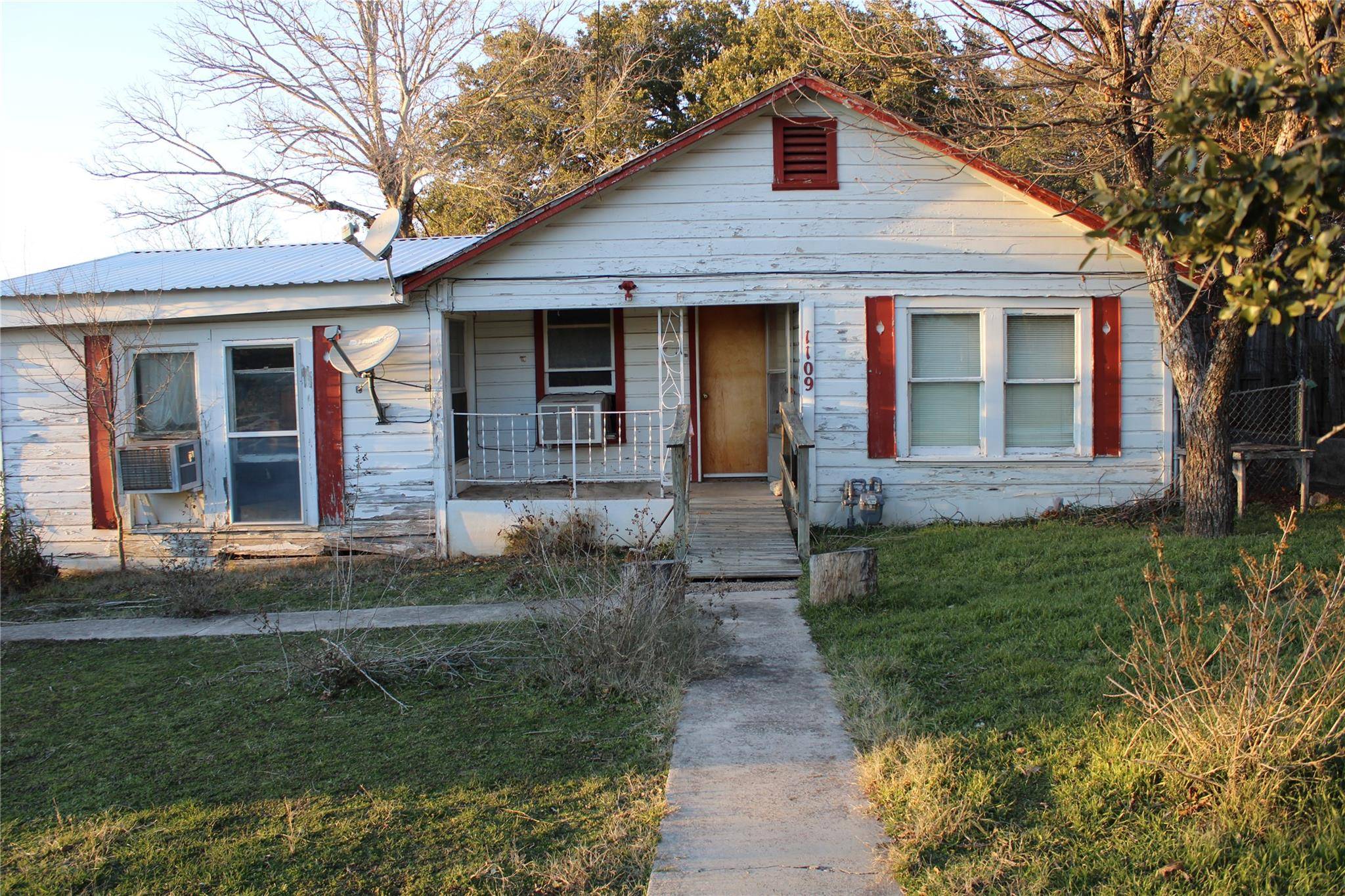 1109 W 1st ST, Lampasas, TX 76550