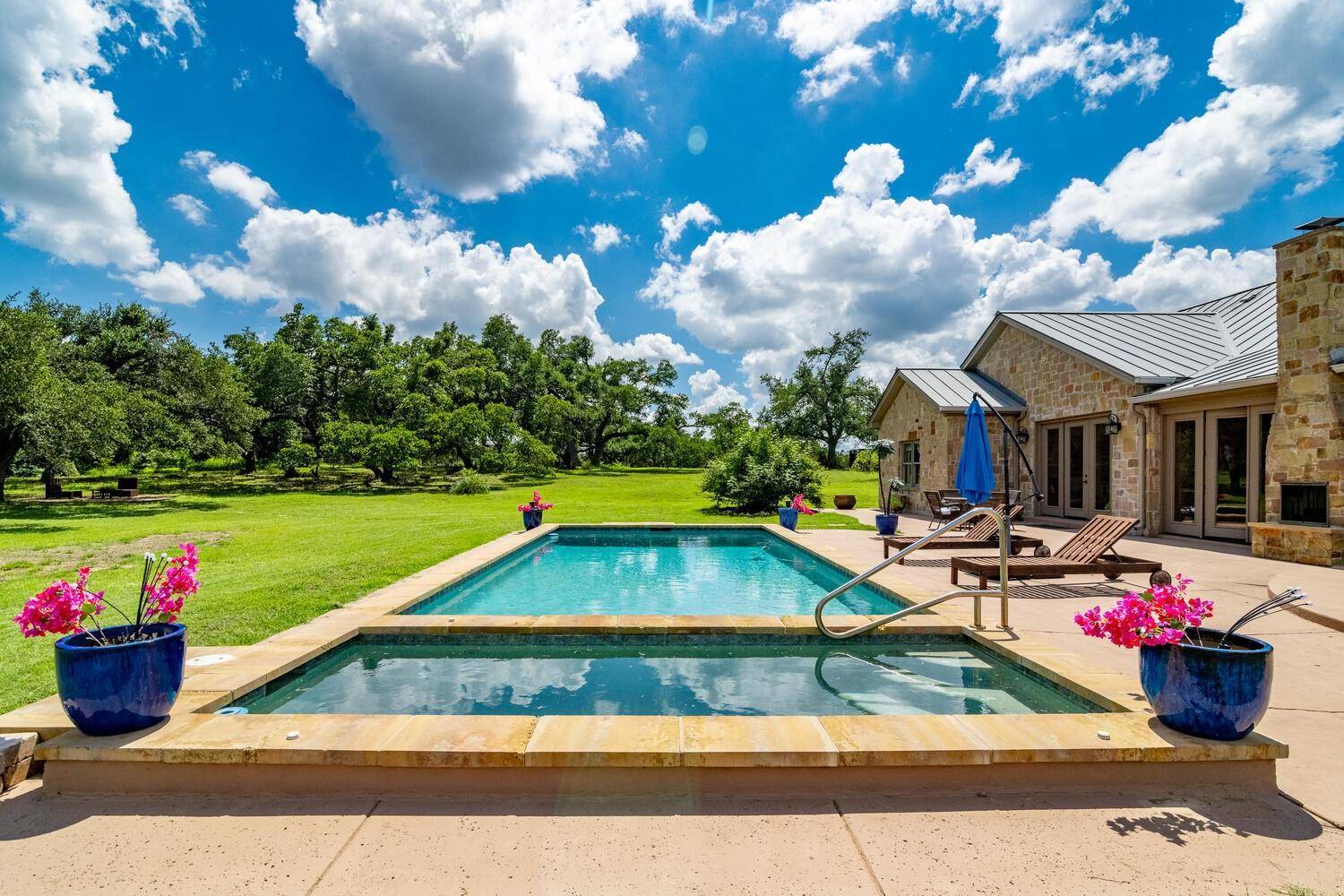 225 Lone Spur LN, Driftwood, TX 78619