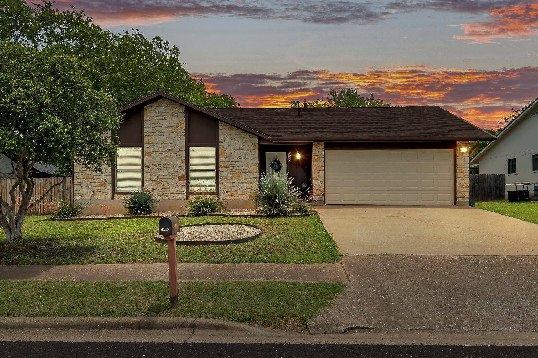 907 Great Oaks CV, Round Rock, TX 78681