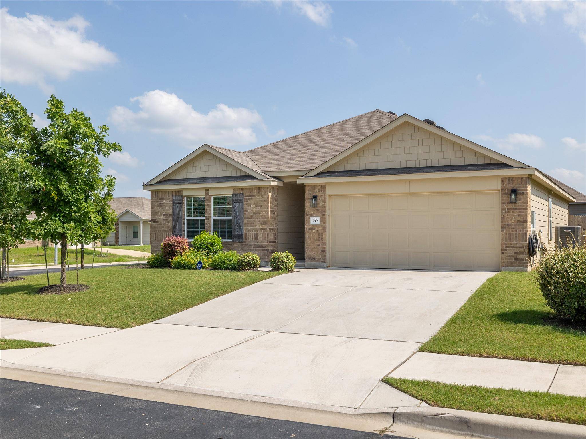 527 N HENDELSON LN, Hutto, TX 78634