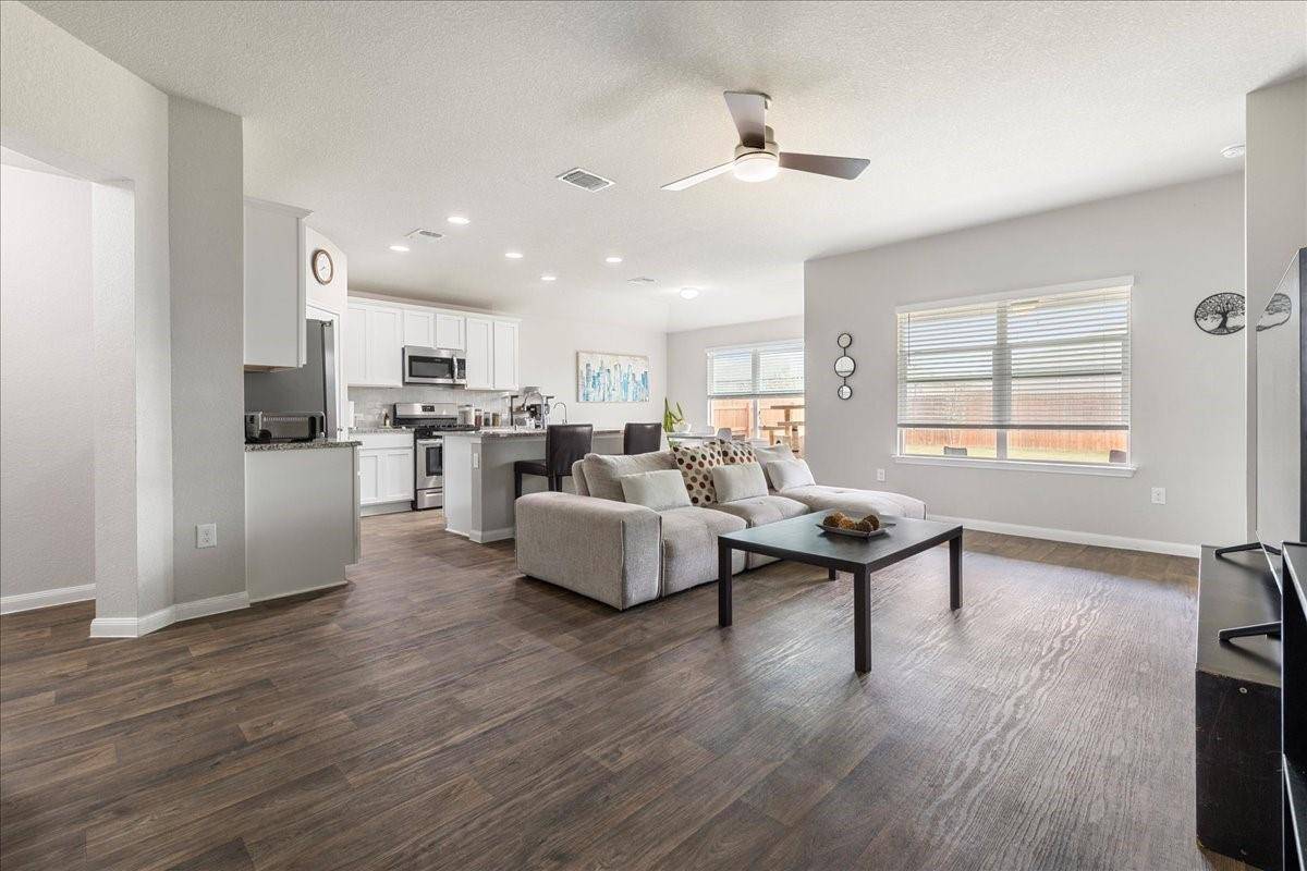 108 Stellamar DR, Hutto, TX 78634