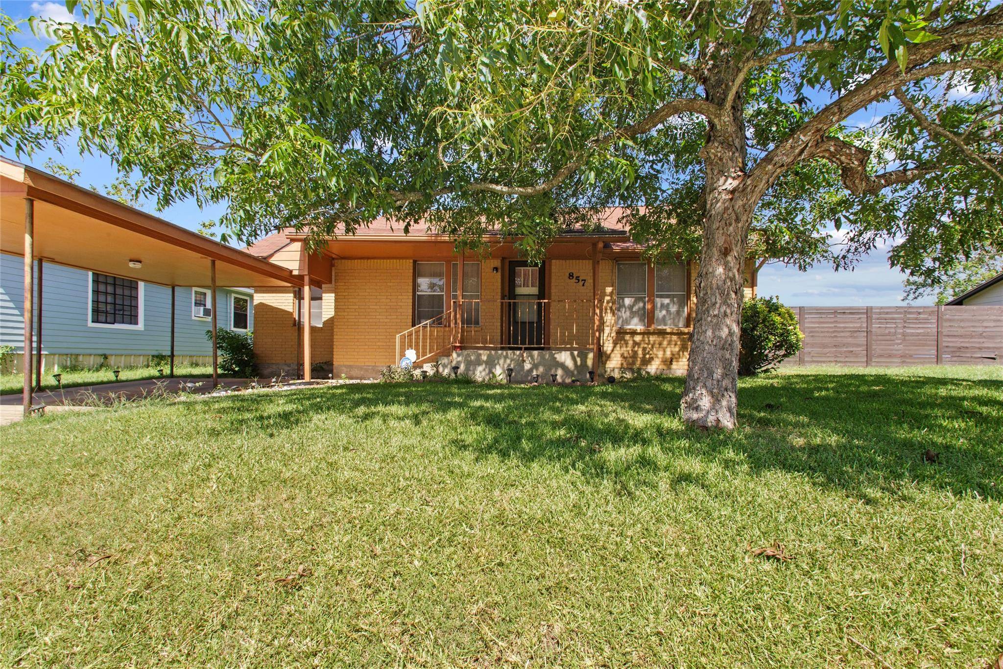 857 S Williamson ST, Giddings, TX 78942