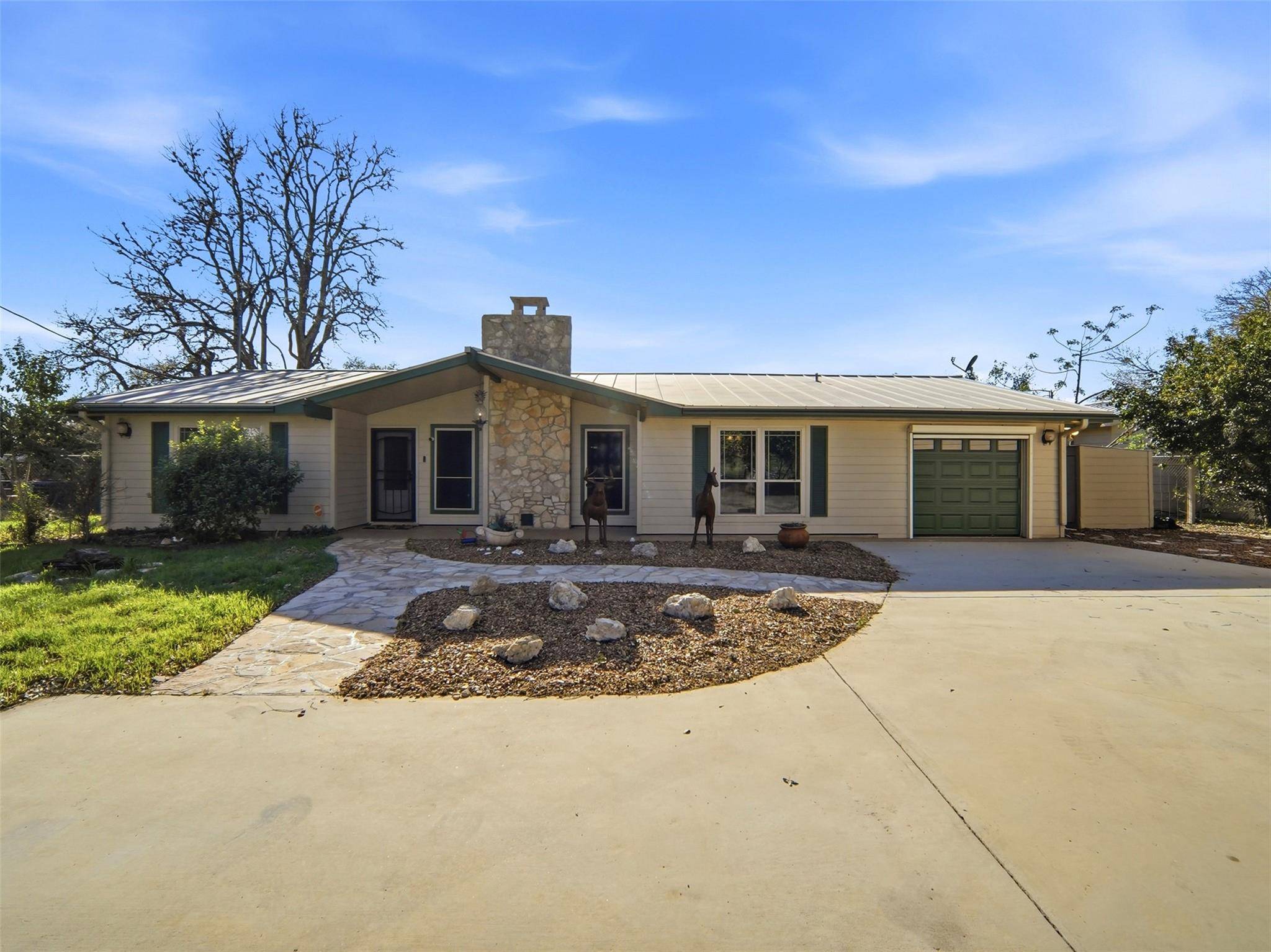 159 Thornton LN, Lakehills, TX 78063